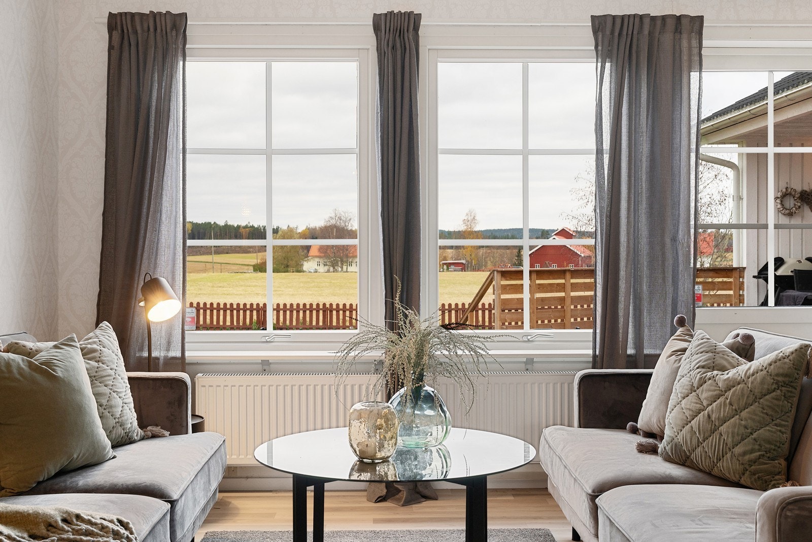 Boligen ligger med fritt utsyn mot vest. Galleribilde