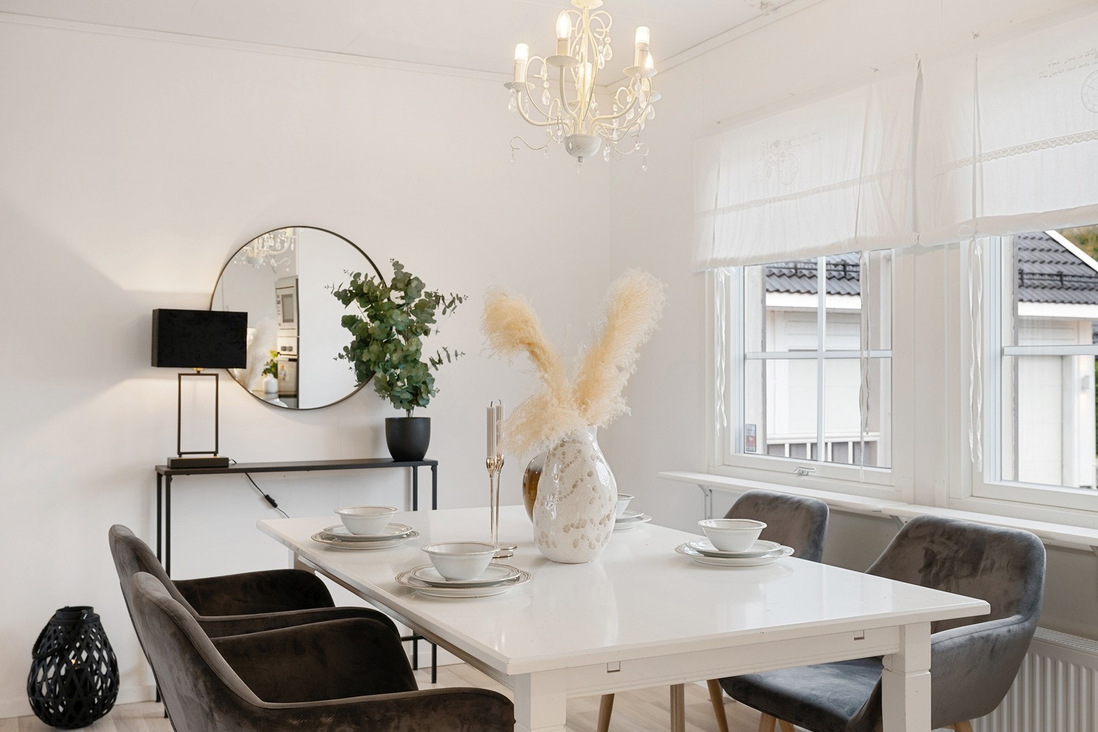 Fin spiseplass på kjøkkenet med utsyn over gårdsplass. Galleribilde