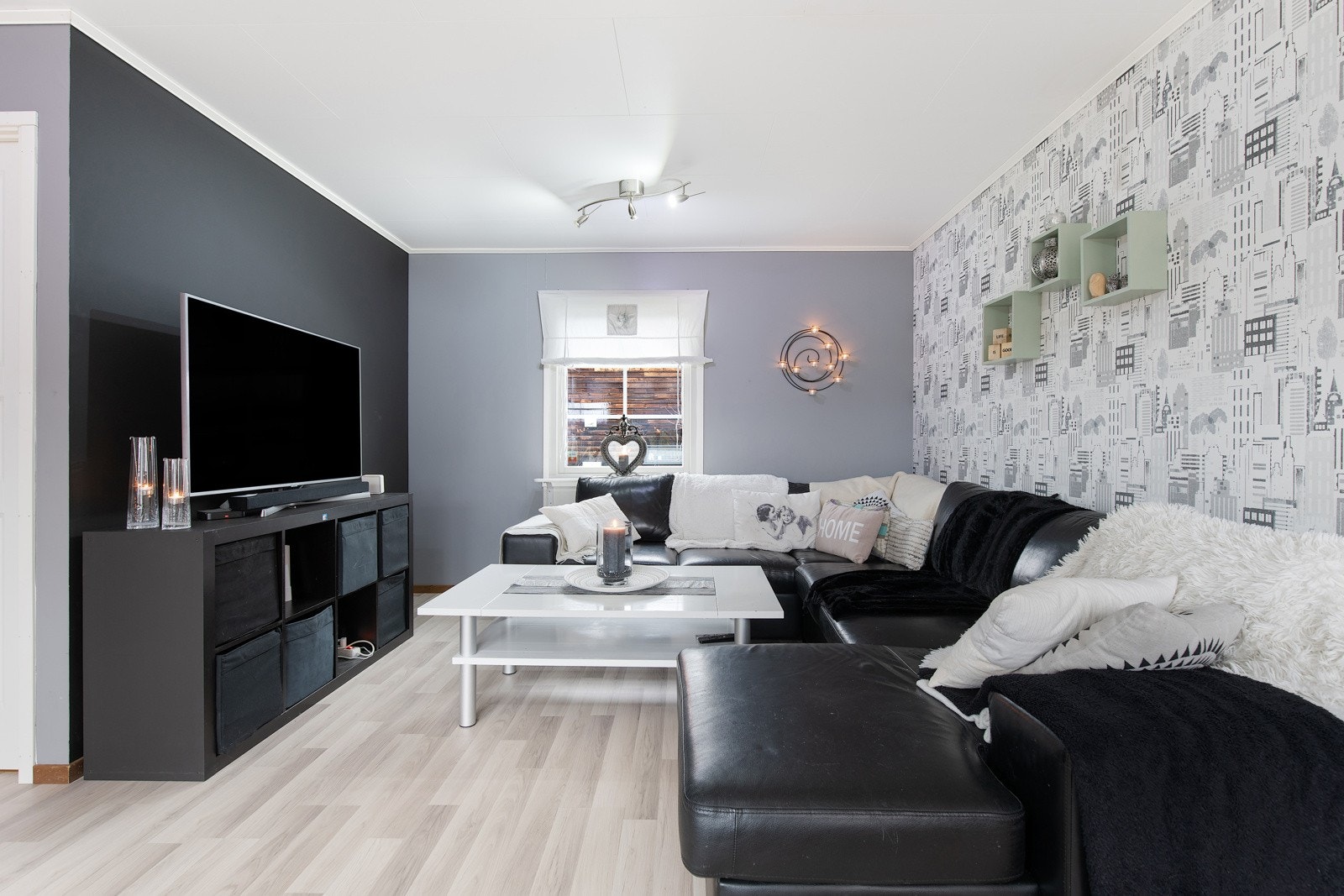 Også her er det lagt nytt laminatgulv i år, mens veggene er i en fin kombinasjon av grått og sort. Det er i etterkant av bilder skiftet til hvite gulvlister. Galleribilde