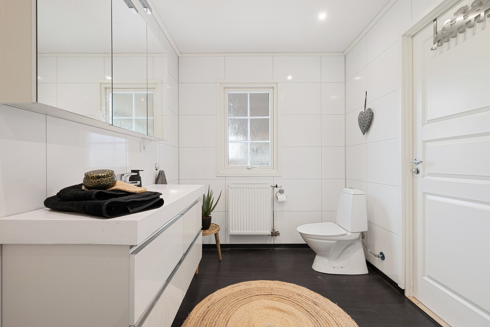 Lyst og pent baderom. Galleribilde