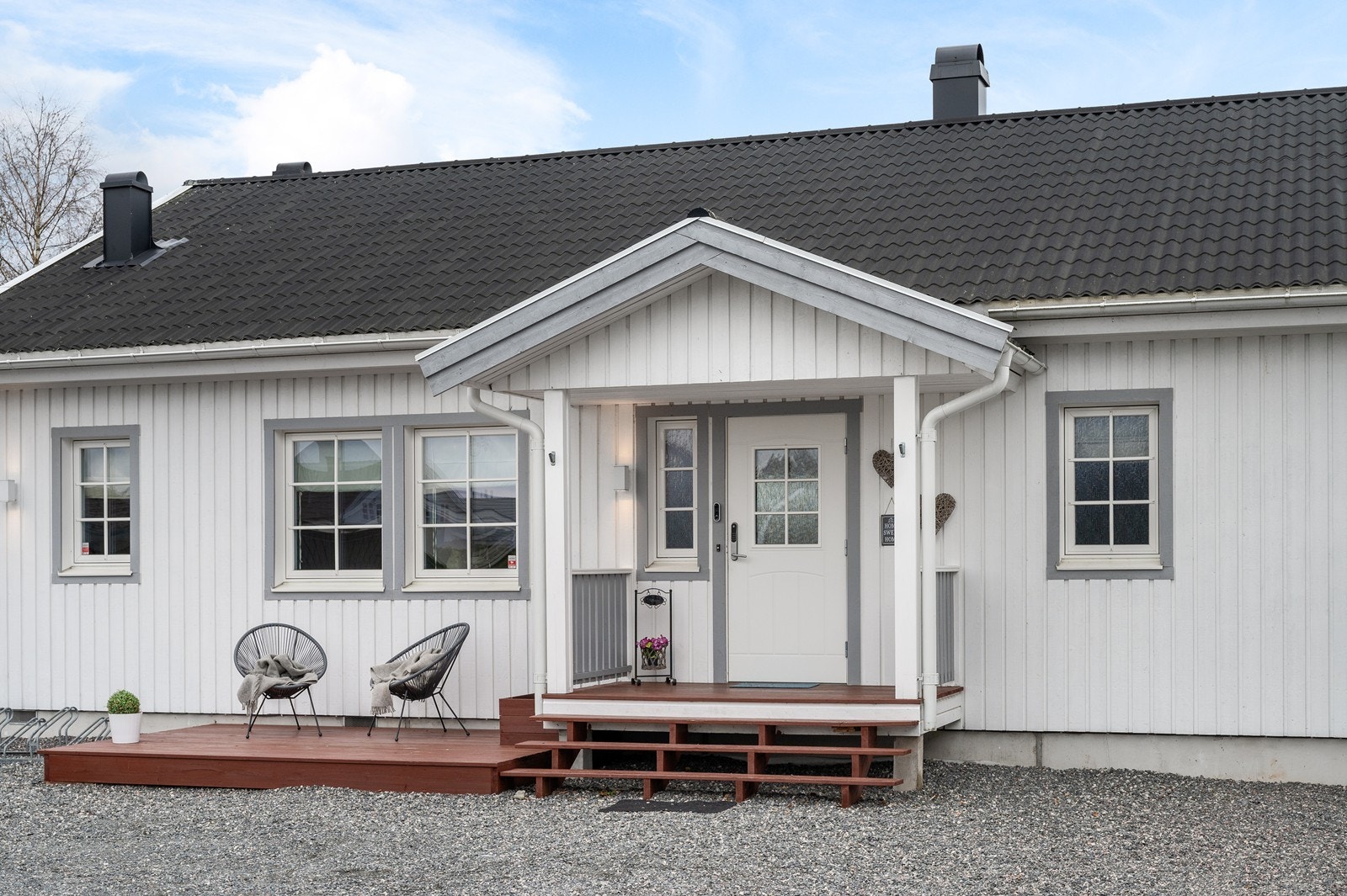 Hyggelig overbygd inngangsparti med terrasseplatting. Galleribilde