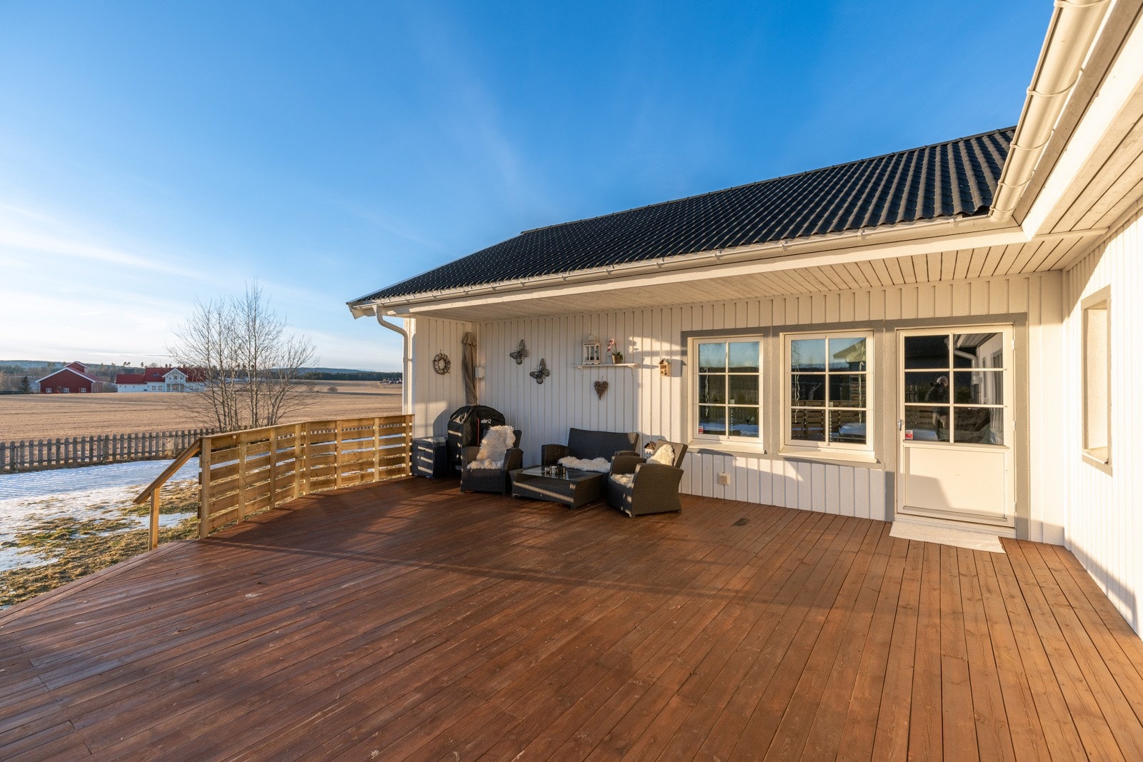 Terrassen har god plass til flere utegrupper og grill. Galleribilde