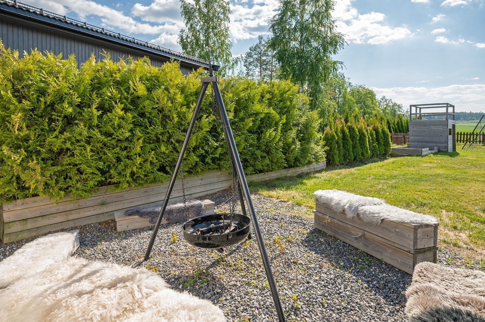 Ved redskapsboden er det en hyggelig bålplass. Galleribilde
