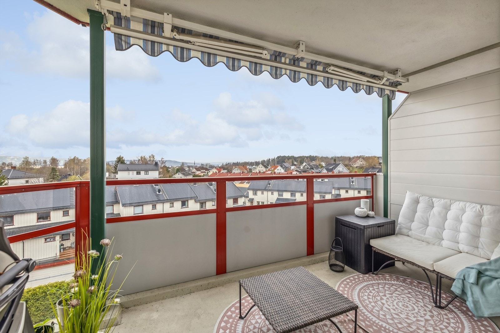 Her er det god plass til både utemøblement og grill Galleribilde