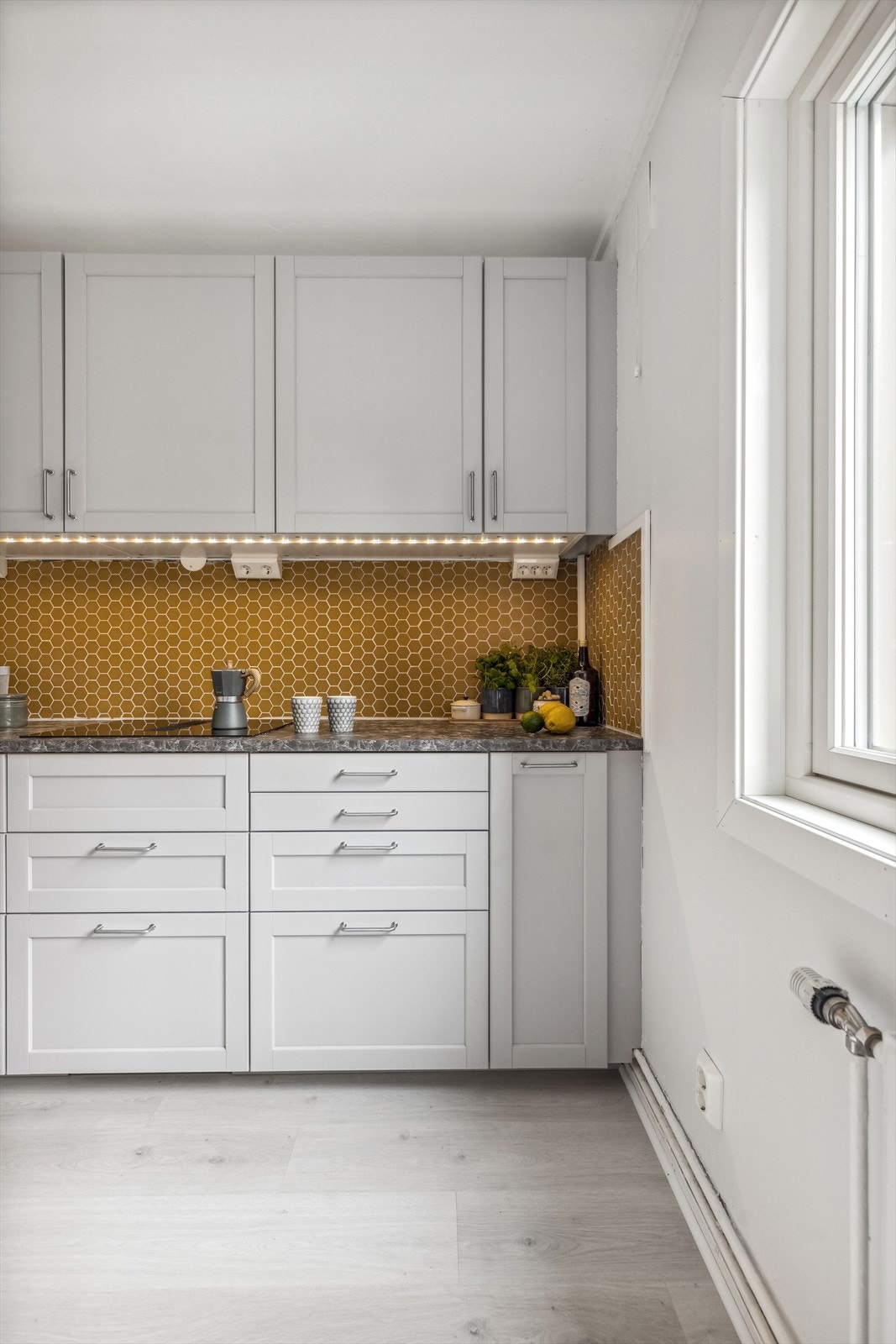 Her har du integrert hvitevarer fra 2022 som stekeovn med damp og pyrolyse, induksjonstopp med avtrekk, kjøleskap og fryseskap samt plass for frittstående oppvaskmaskin (2020). Galleribilde