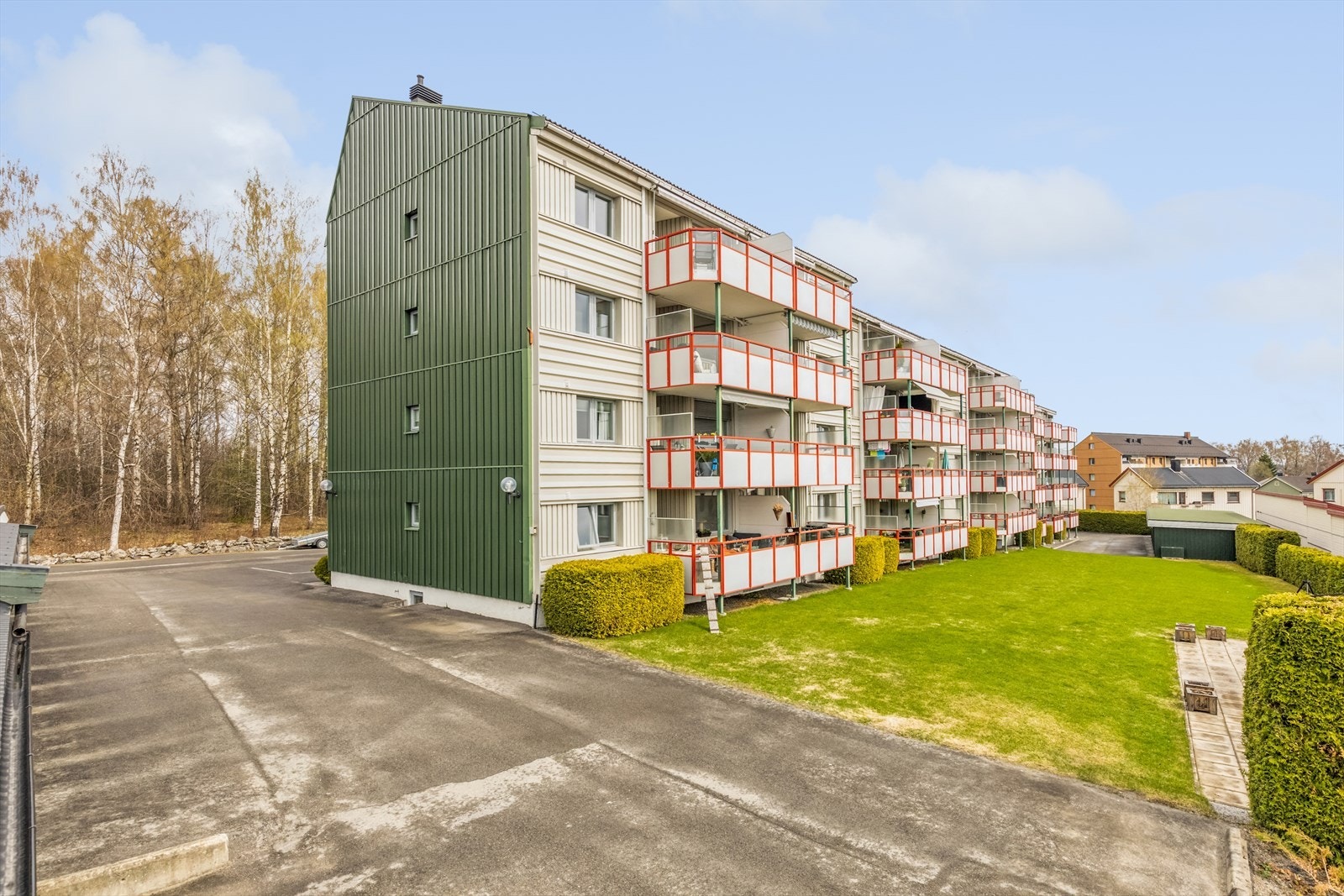 Eiendommen ligger i et attraktivt og barnevennlig boligområde på Børstad i Hamar kommune, rundt 1 km utenfor Hamar sentrum. Galleribilde