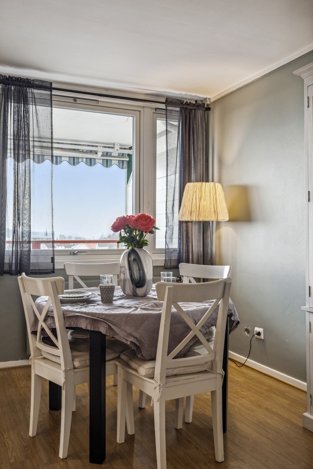 Fin planløsning på stuen med plass for spisebord Galleribilde