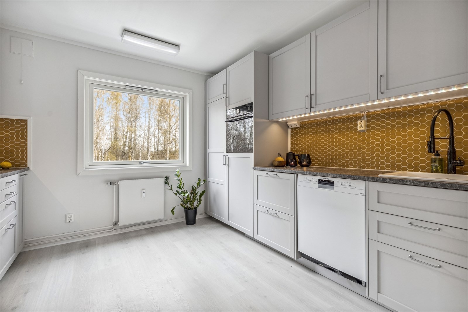 Kjøkken er romslig av størrelse med godt dagslys inn. Her får du fint plass til kjøkkenbord ved vindu. Galleribilde