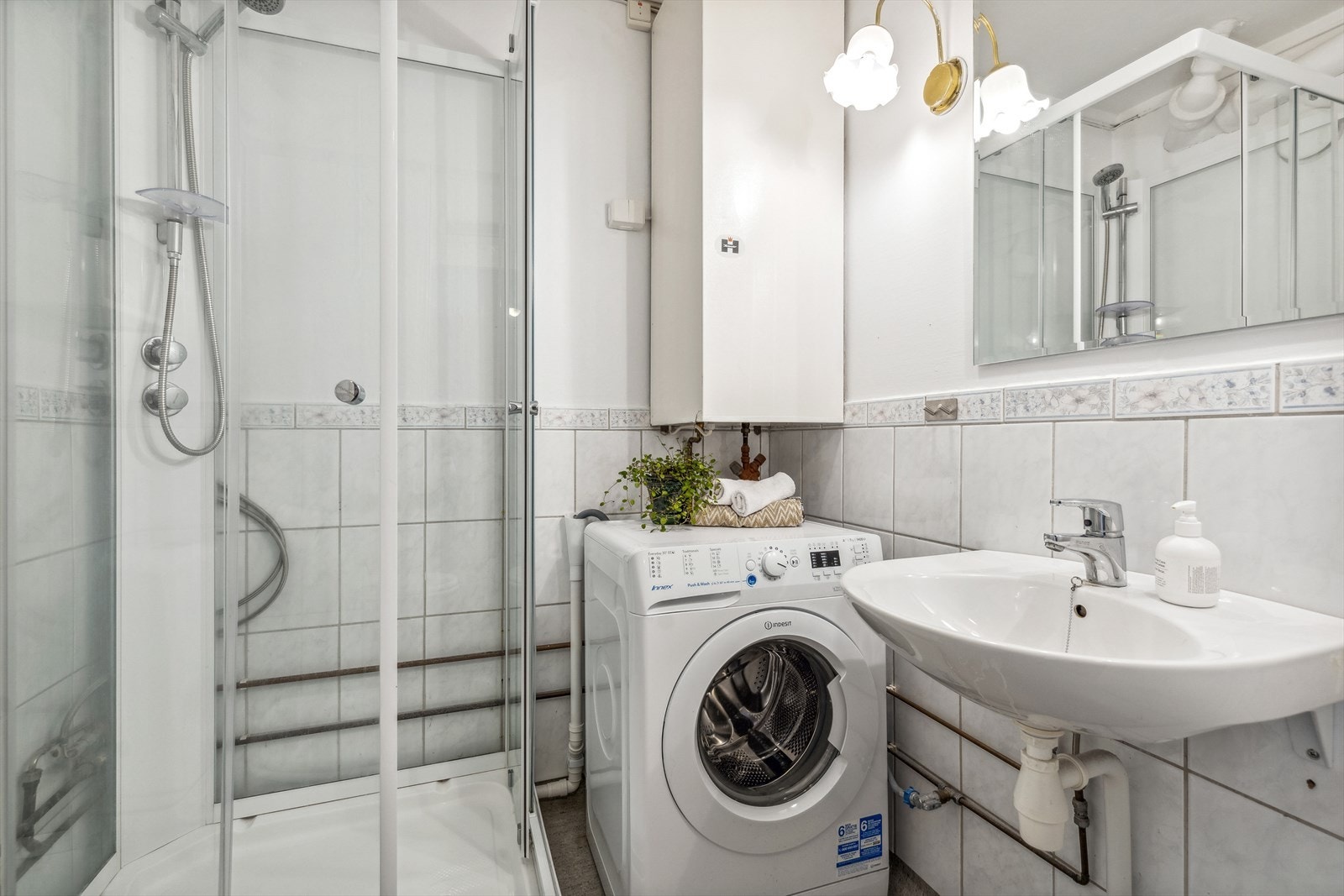 Badet er opplyst fra 2006 og har nytt dusjkabinett i 2018 samt ny servant og toalett fra 2007 Galleribilde