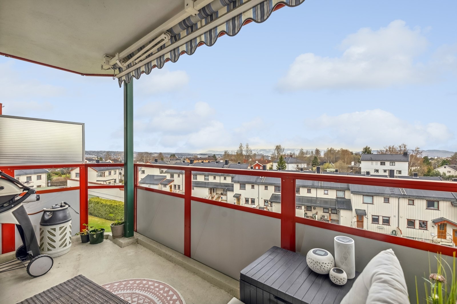 Markisen gir ekstra skjerming utover overbygd balkong som gir en stor bruksgrad av uteplassen Galleribilde