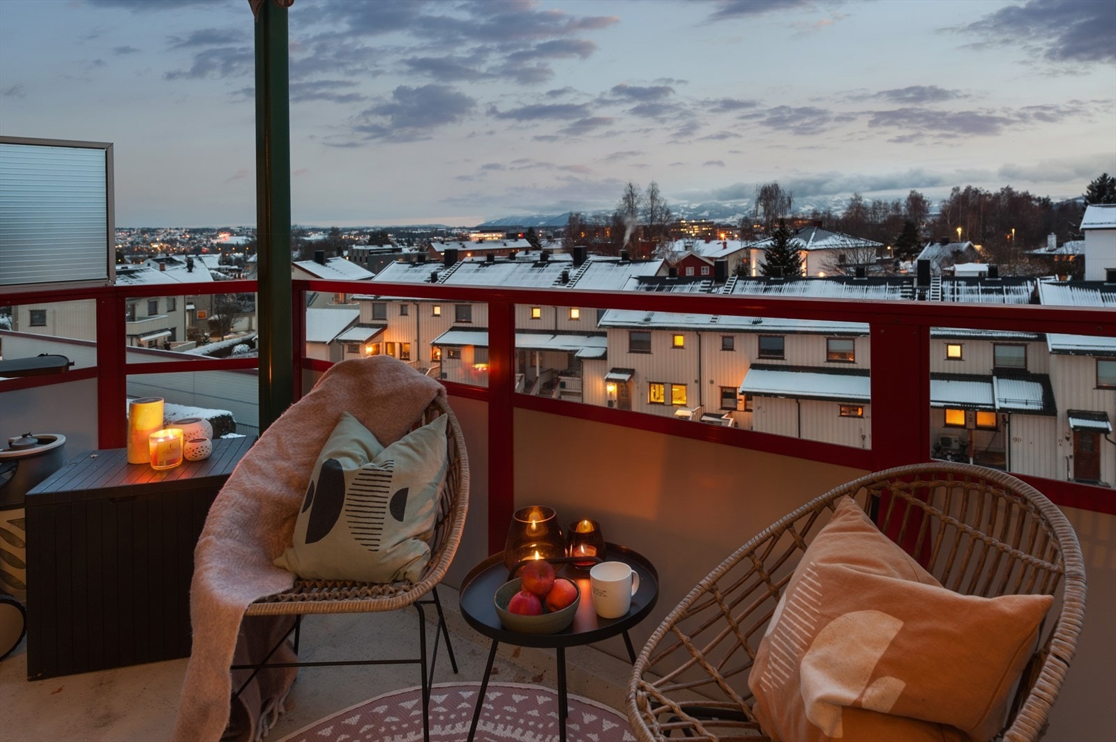 Romslig og usjenert balkong som er overbygd Galleribilde