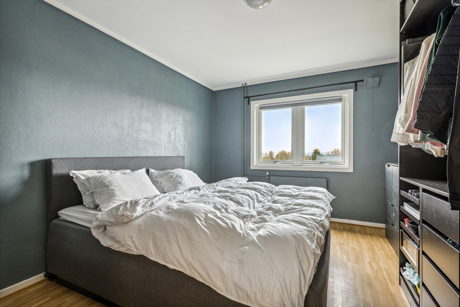 Hovedsoverom er av god størrelse og har garderobeløsning Galleribilde