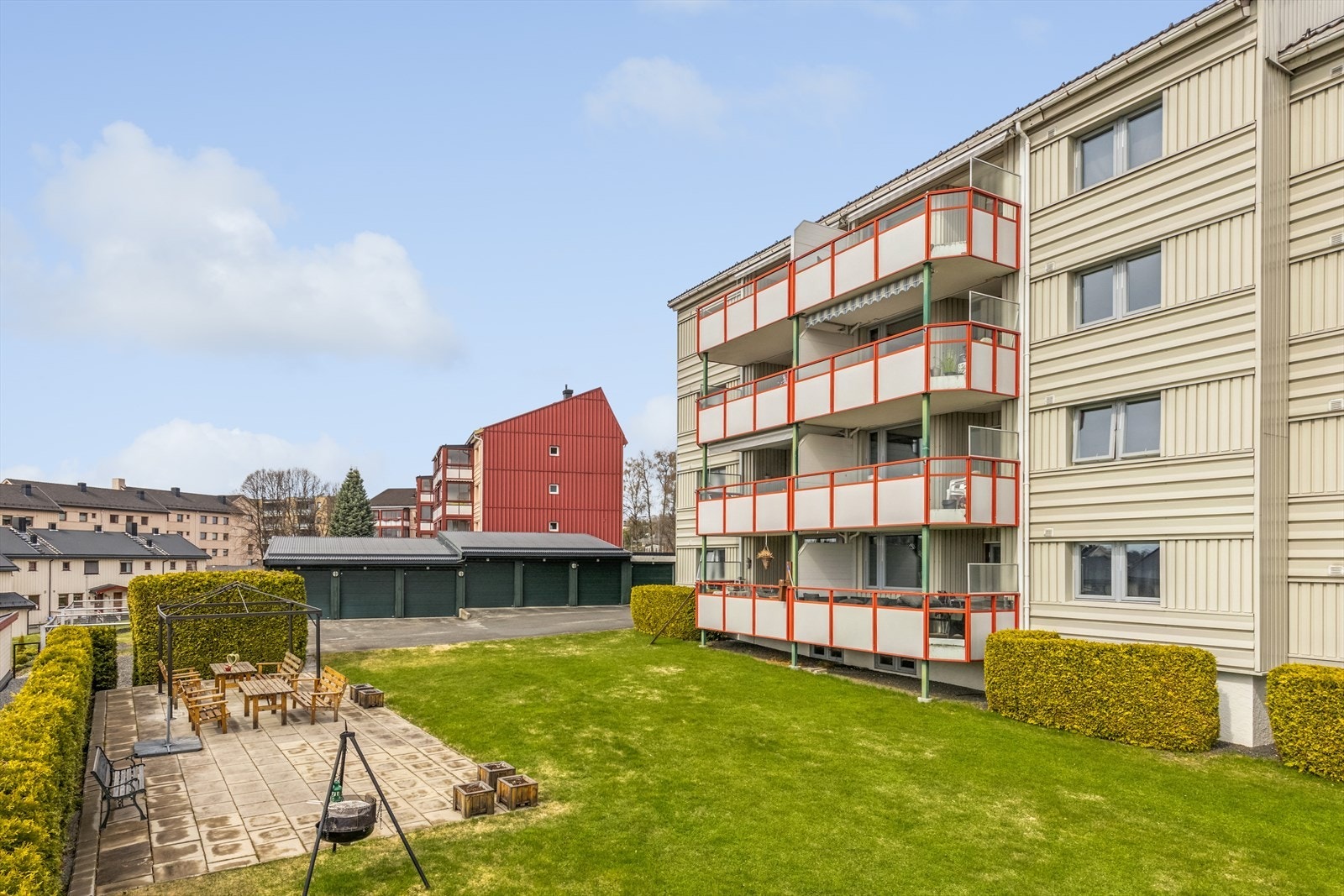 Borettslagets fellesområde er pent opparbeidet med plen og felles sitteområde. Kort vei til friidrettsområde og frisbeegolfbane er rett ved. Galleribilde