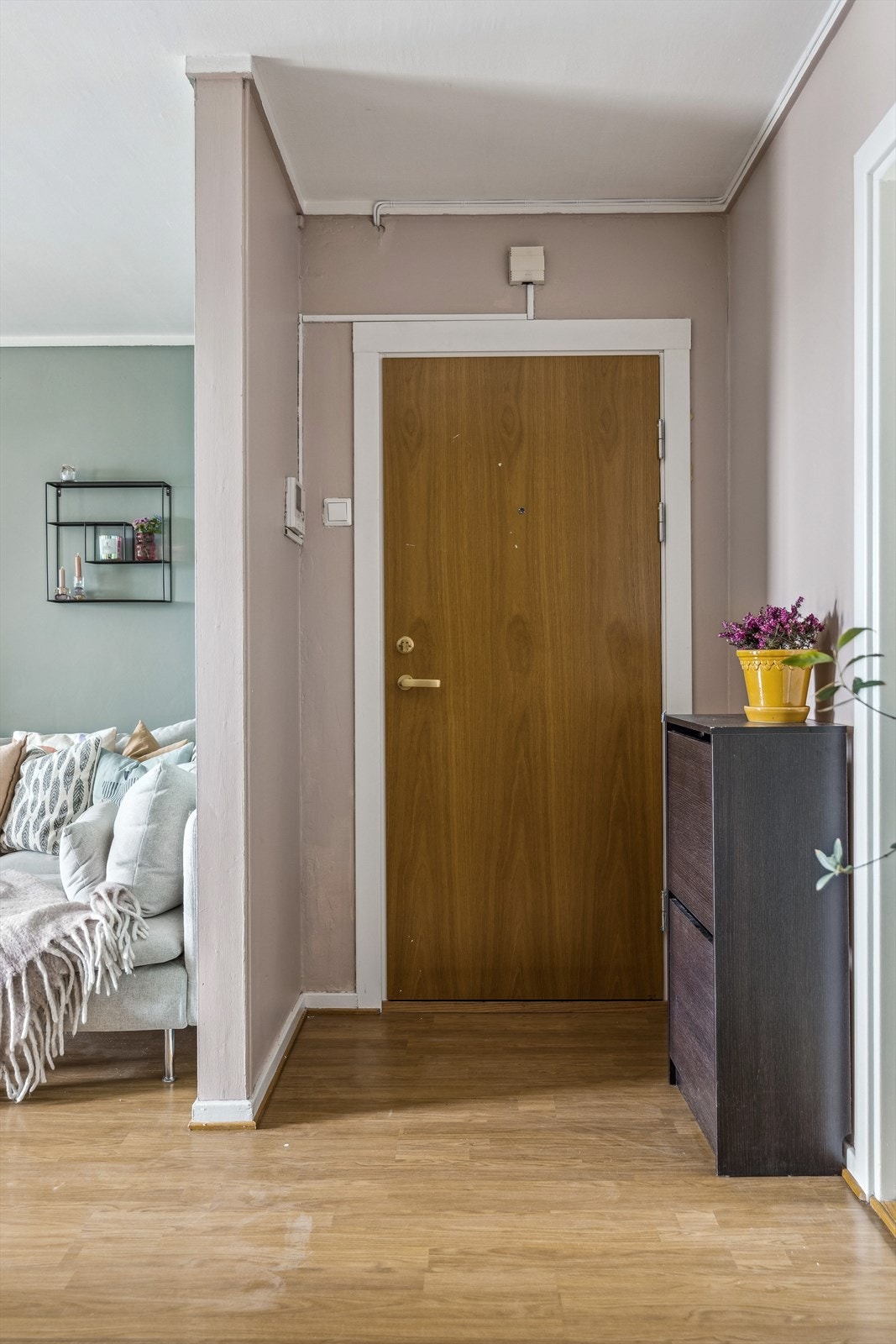 Entrè har plass for sko og ytterjakken samt det er plass for et lite entrèmøbel i gang. Galleribilde