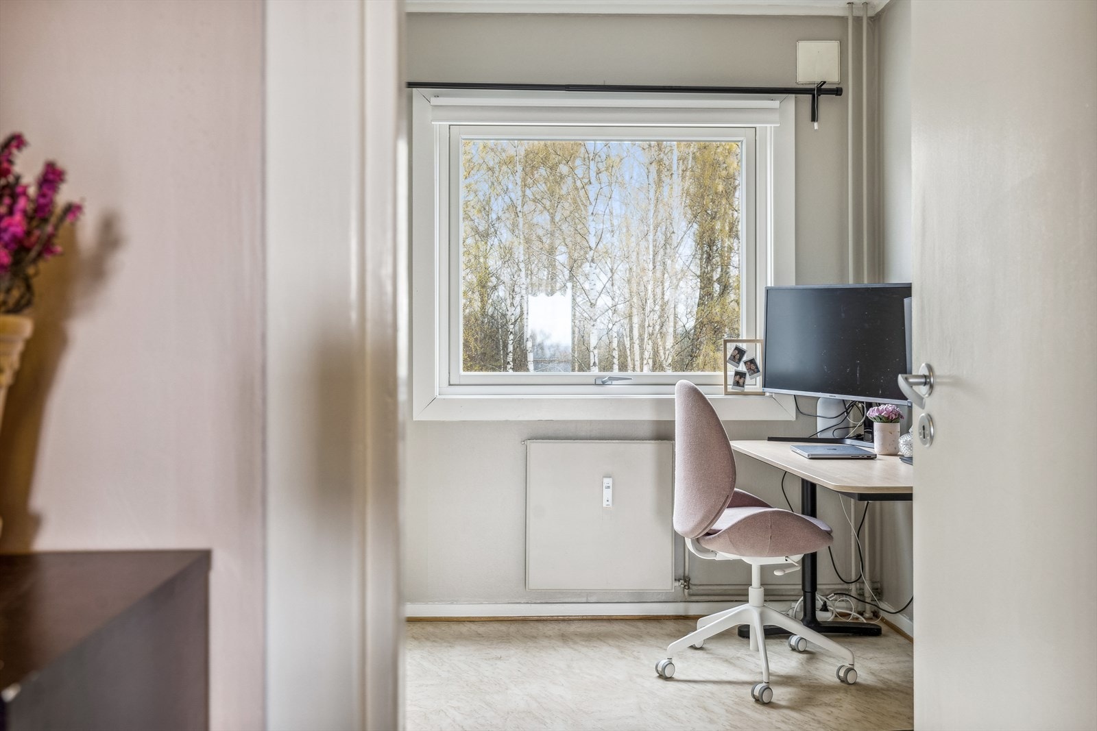 Soverom 2 kan nytes godt som barnerom, hjemmekontor eller gjesterom Galleribilde