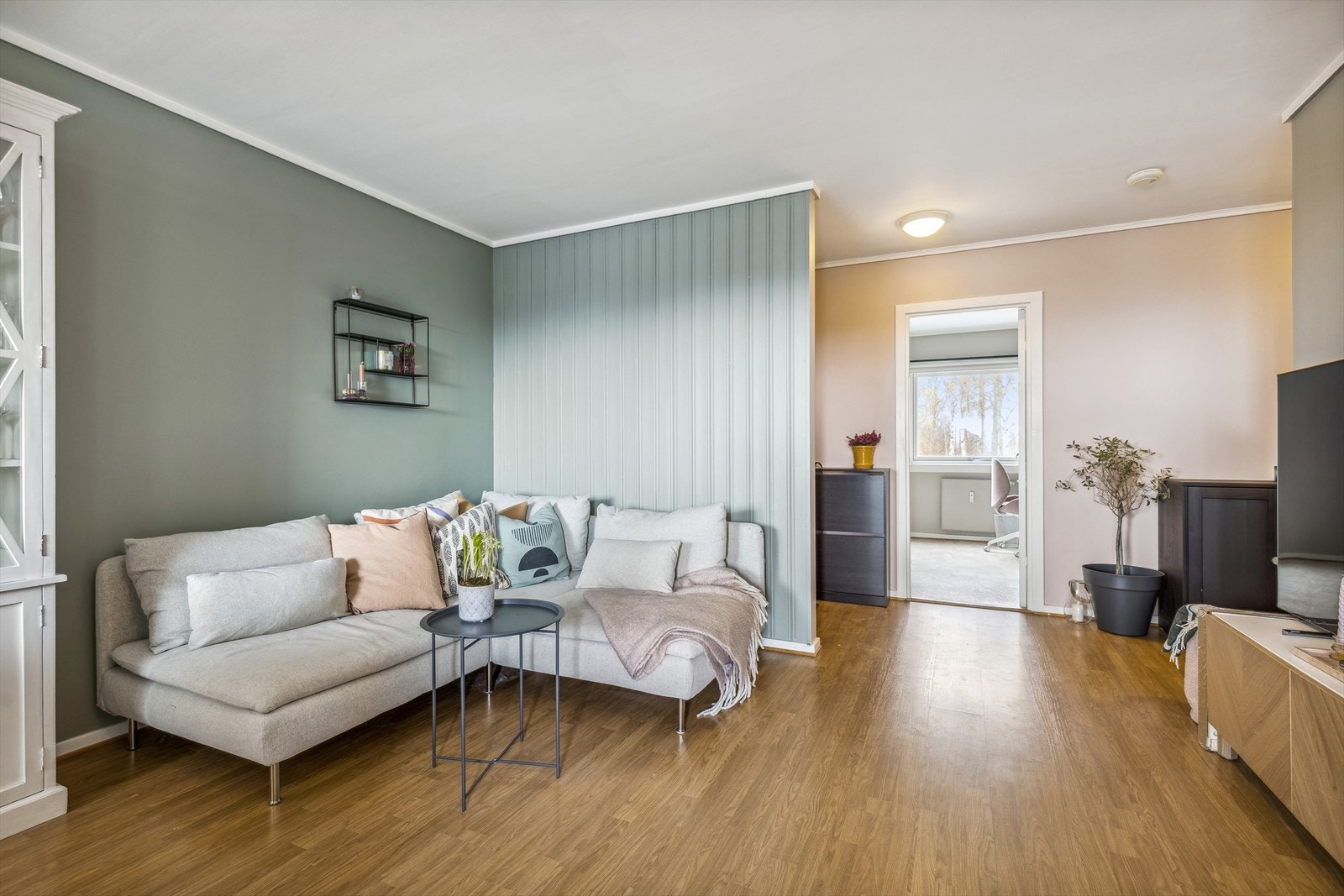 Lys og gjennomgående leilighet med oppgraderte veggflater på gang, stue og kjøkken i 2022. Galleribilde