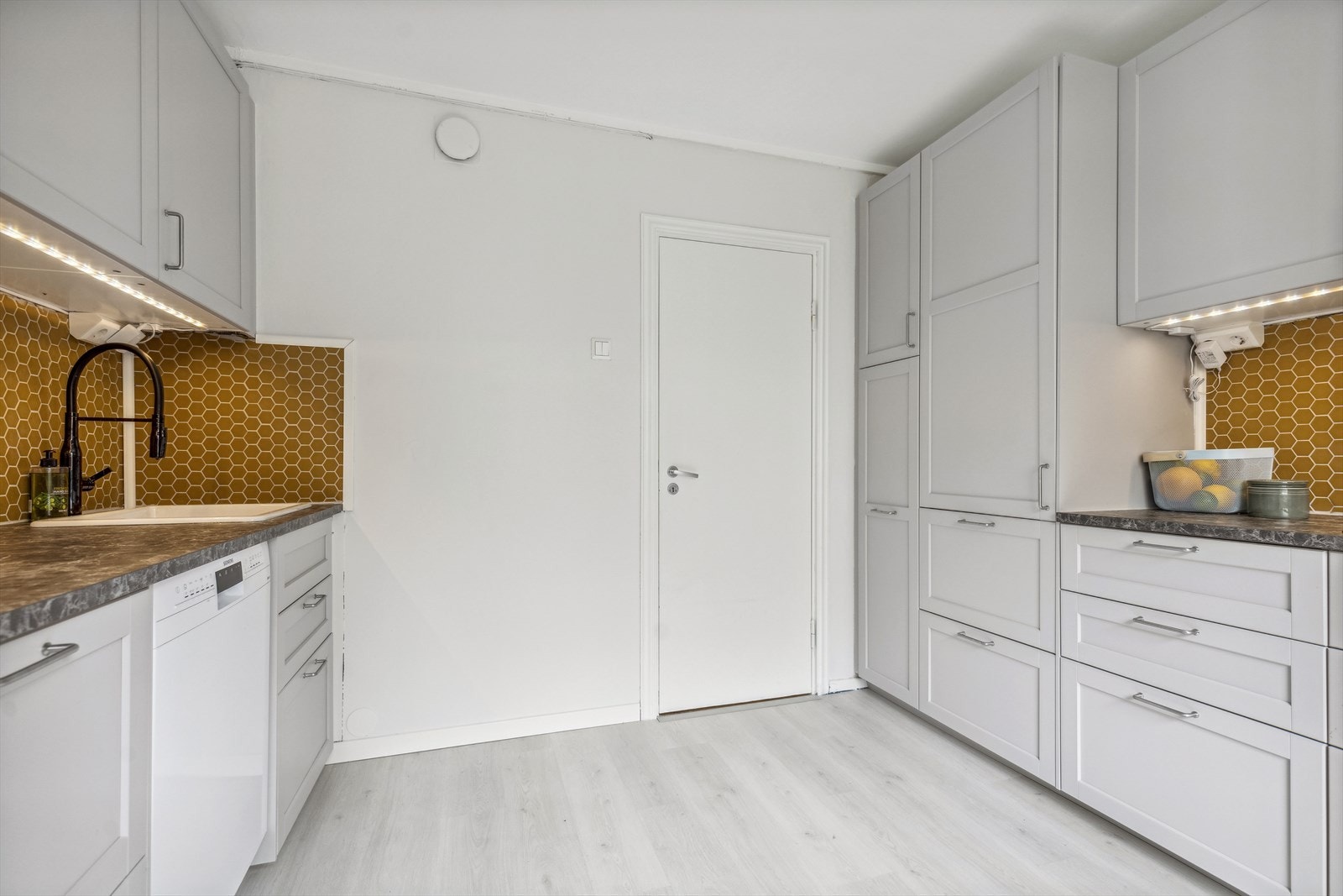 Rikelig plass i innredning med gode løsninger i både skuffer og skap. Galleribilde