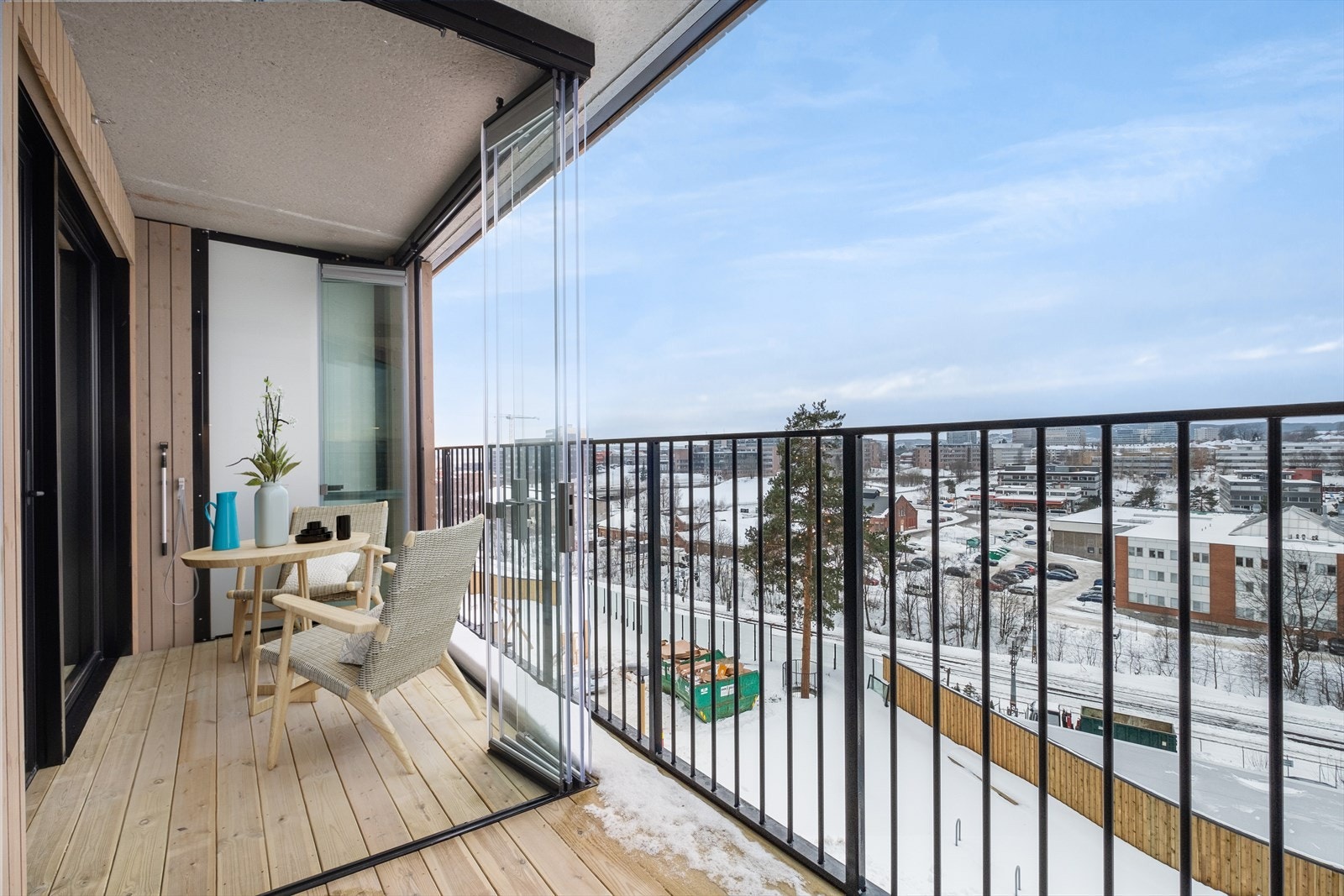 Romslig balkong på 9 kvm. Flott utsikt og kveldssol. Delvis innglasset som kan åpnes og lukkes etter behov. Galleribilde