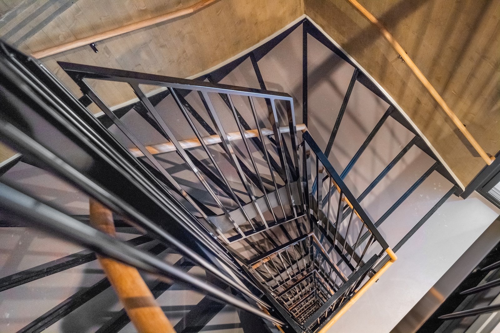 Flotte lyse trapperom mellom etasjene med eikehåndløpere. Galleribilde