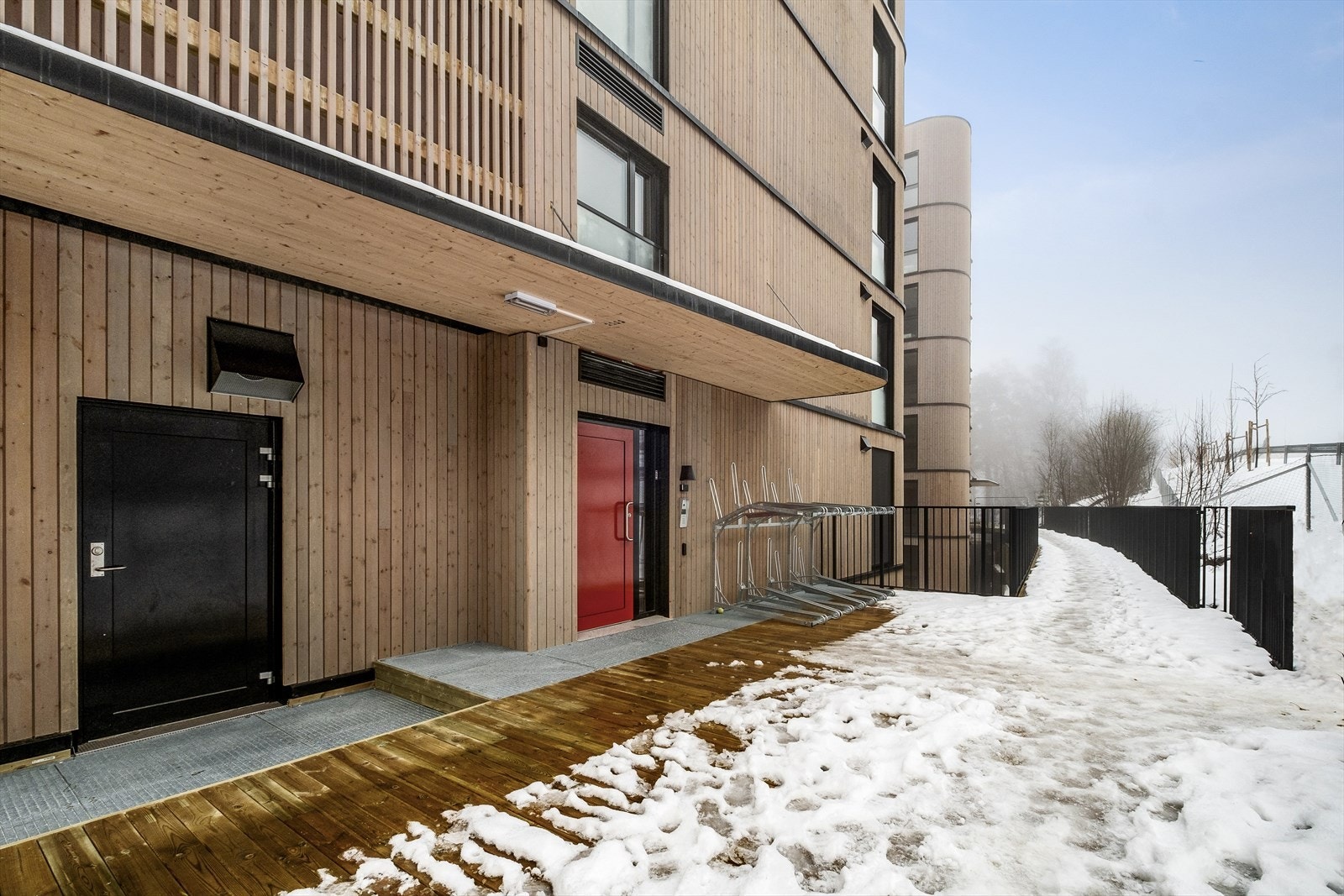 Fra gangbroen er det utgang til gang- og sykkelsti. Galleribilde