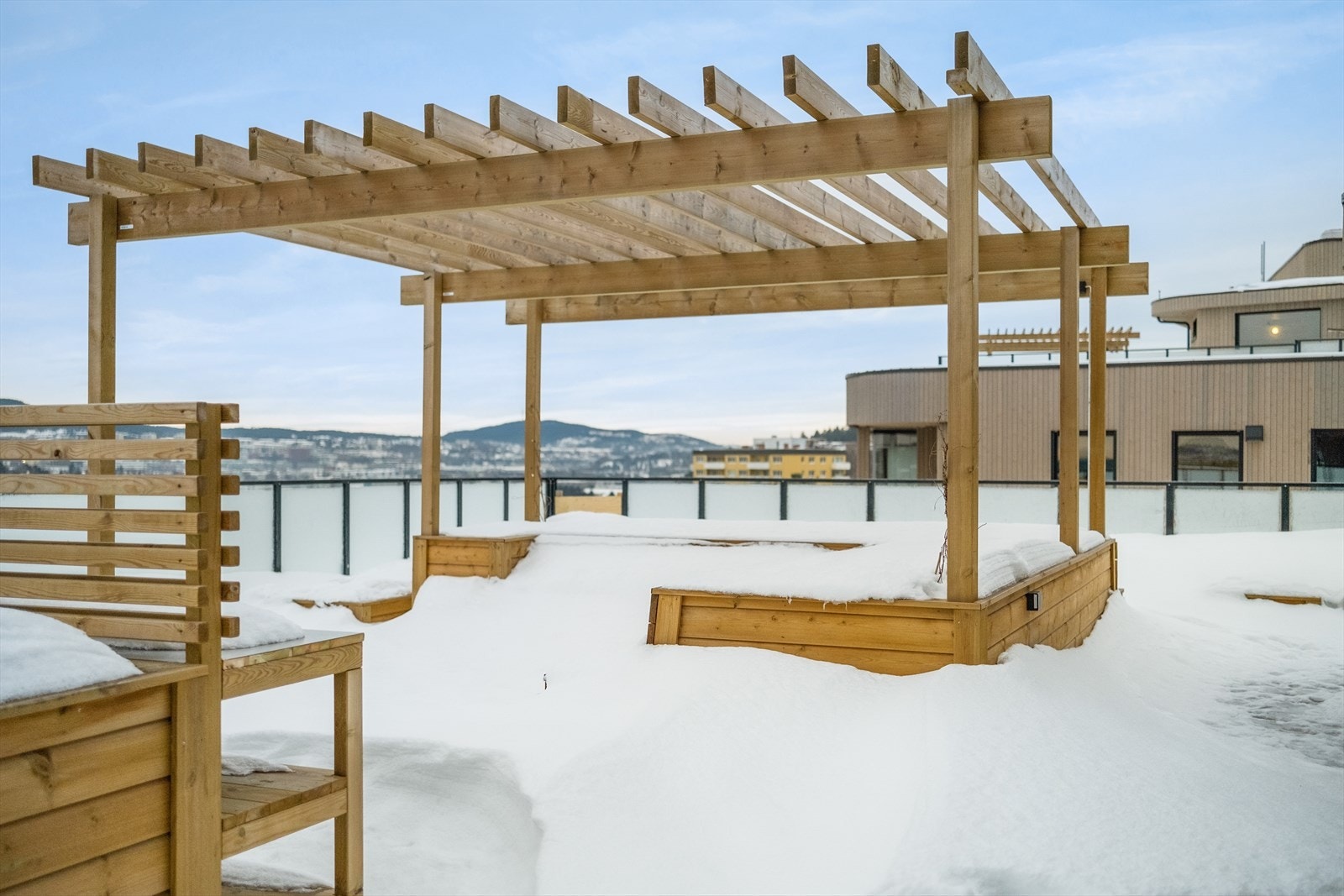 Hver takterrasse har pergola og kan bookes for privat bruk med Fyrstikkbakken 14-appen Heime. Galleribilde