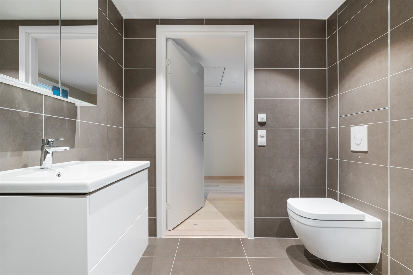 Kvalitetsfliser 30x60 cm på vegg og 60x60 cm på gulv. Galleribilde