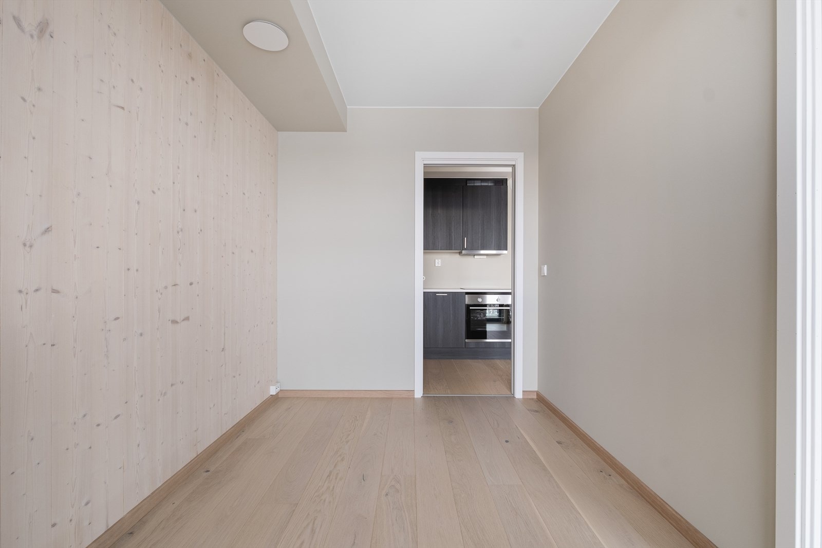 Soverom med skyvedør mot kjøkken. Galleribilde