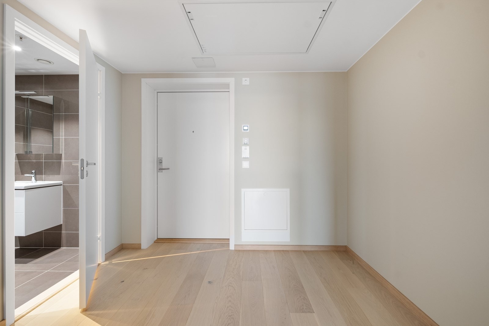 Entré. Det medfølger også en sportsbod i garasjekjelleren. Galleribilde