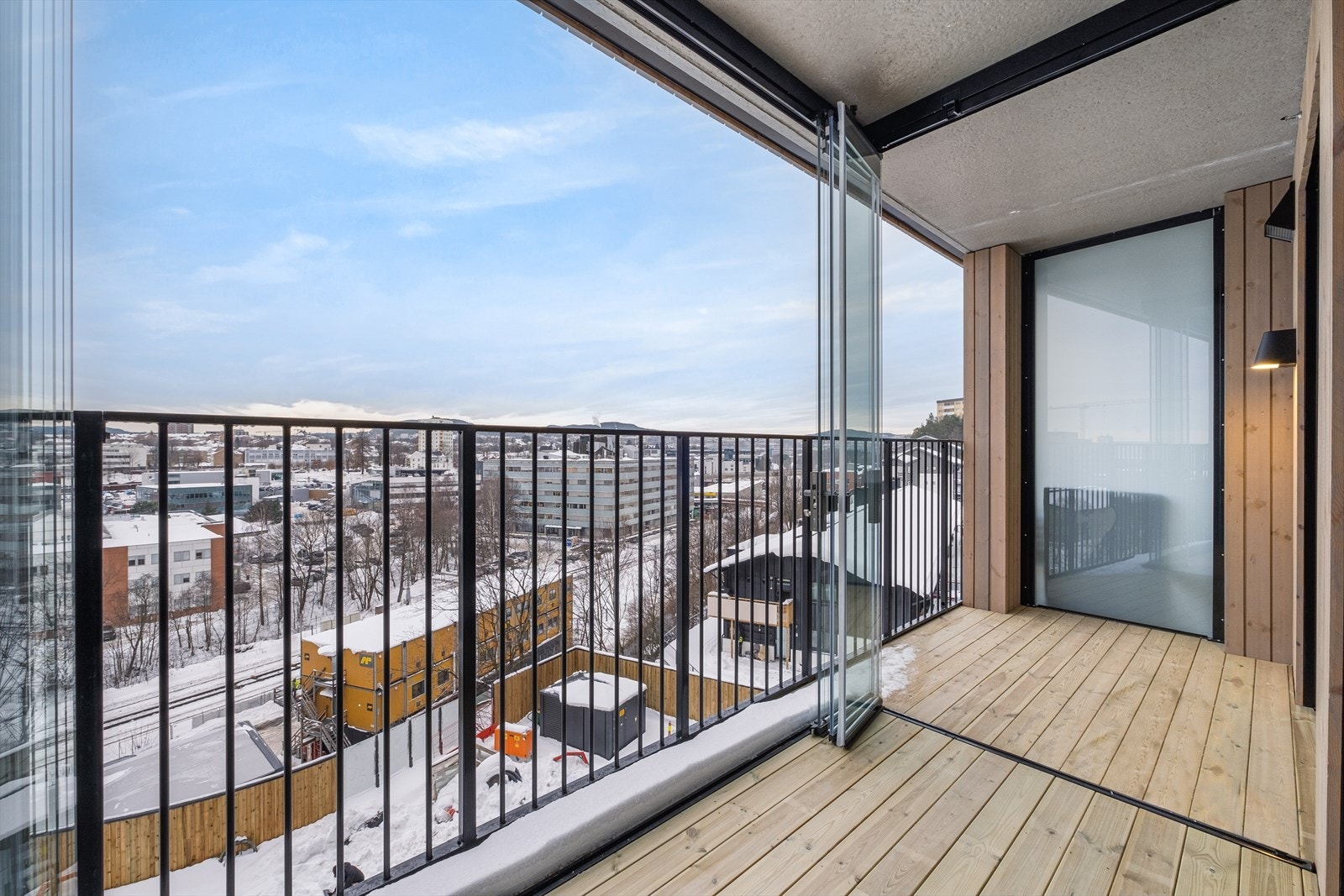 Balkong med åpnet innglassing. Galleribilde