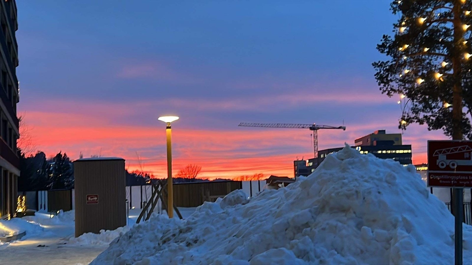 Kveldsbilde fra uteområde foran byggene. Galleribilde