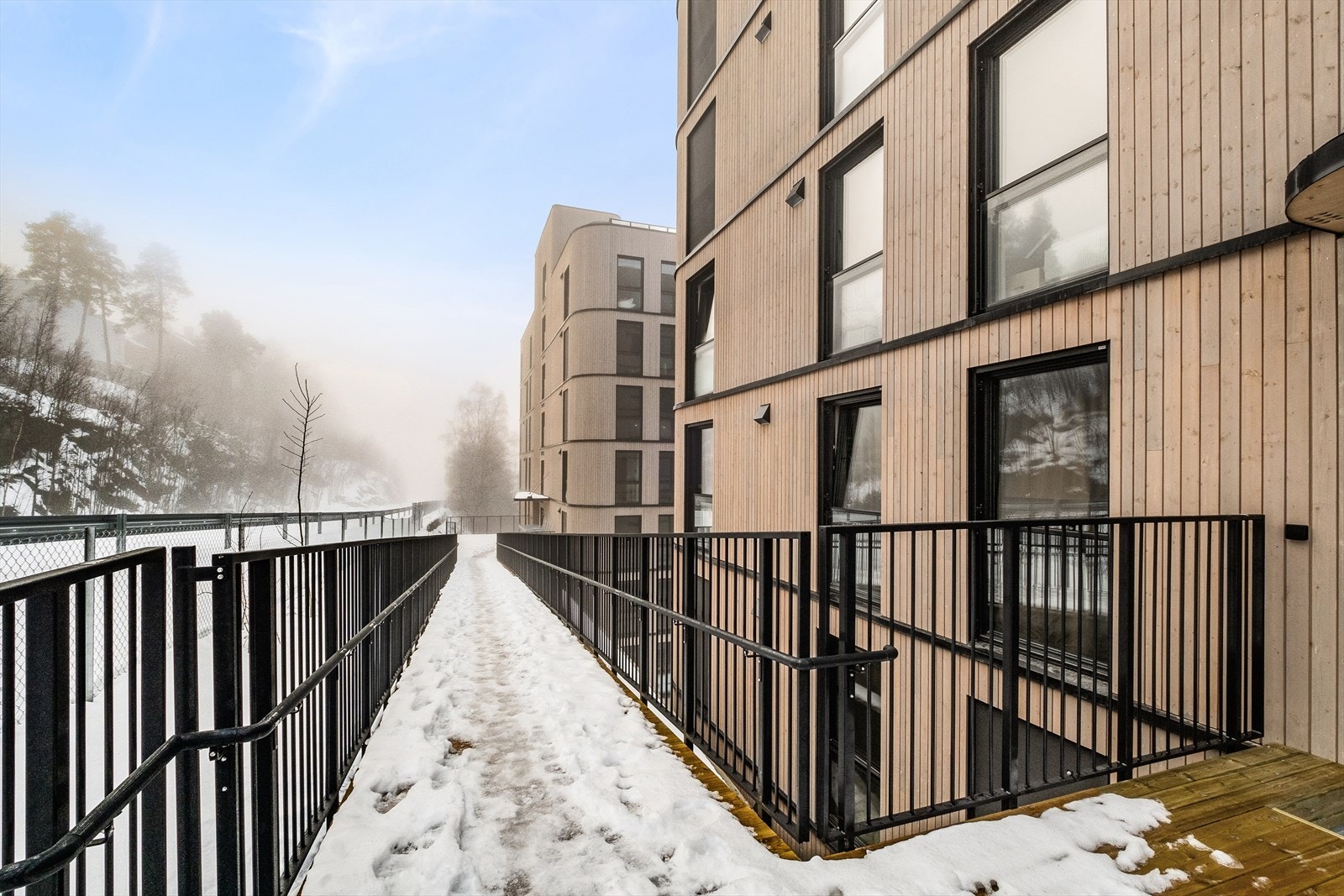 Gangbro mellom byggene. Galleribilde