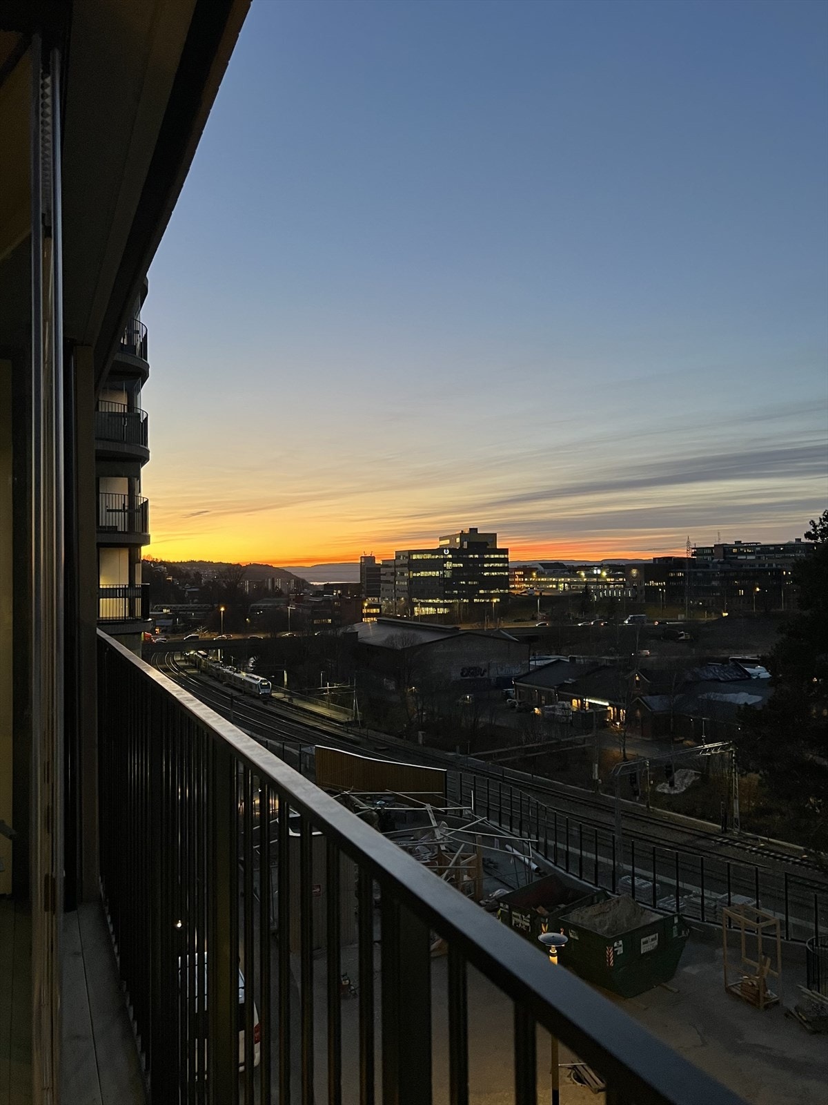 Blåtimen i Fyrstikkbakken 14 er magisk. Kveldsbilde fra balkongen. Galleribilde