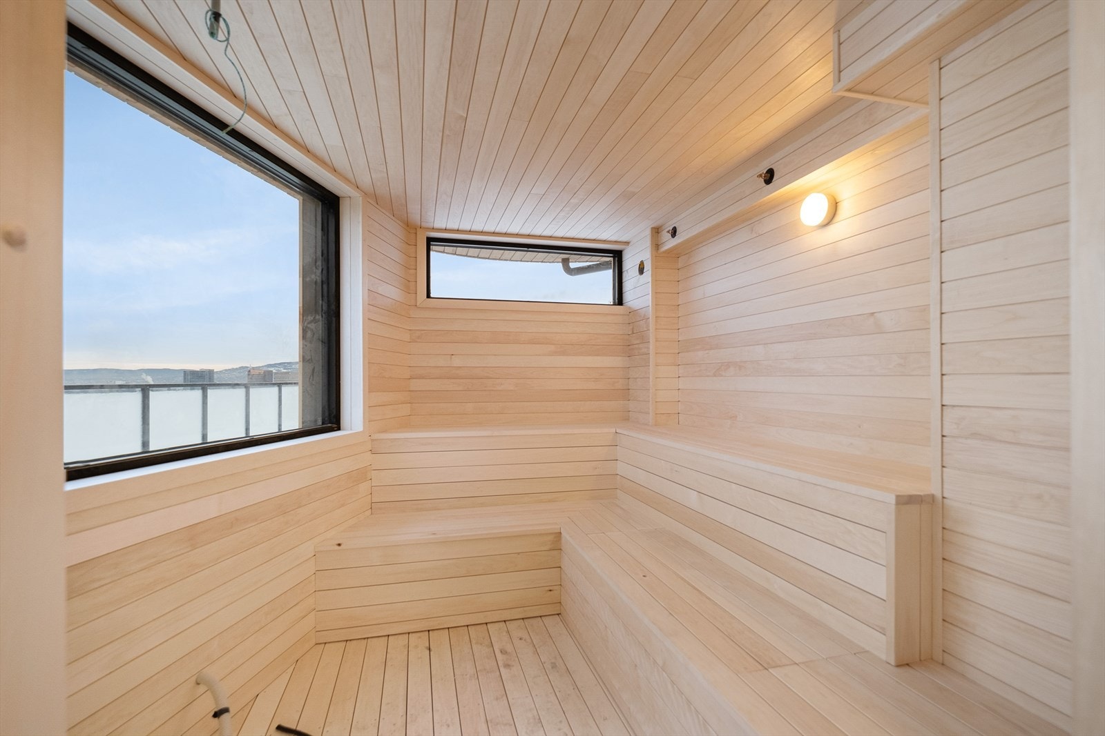Damphuset kan bookes privat med Fyrstikkbakken 14-appen (Heime). Det er utedusj og toalett på takterrassen. Galleribilde