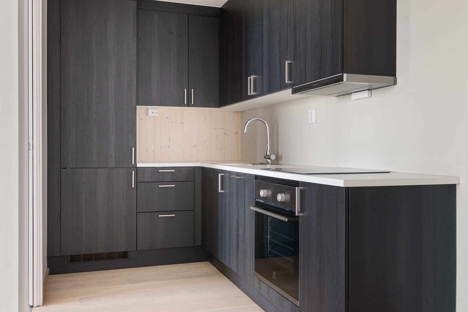 Integrerte hvitevarer (kjøl/frys, stekovn, platetopp, ventilator og oppvaskemaskin). Galleribilde