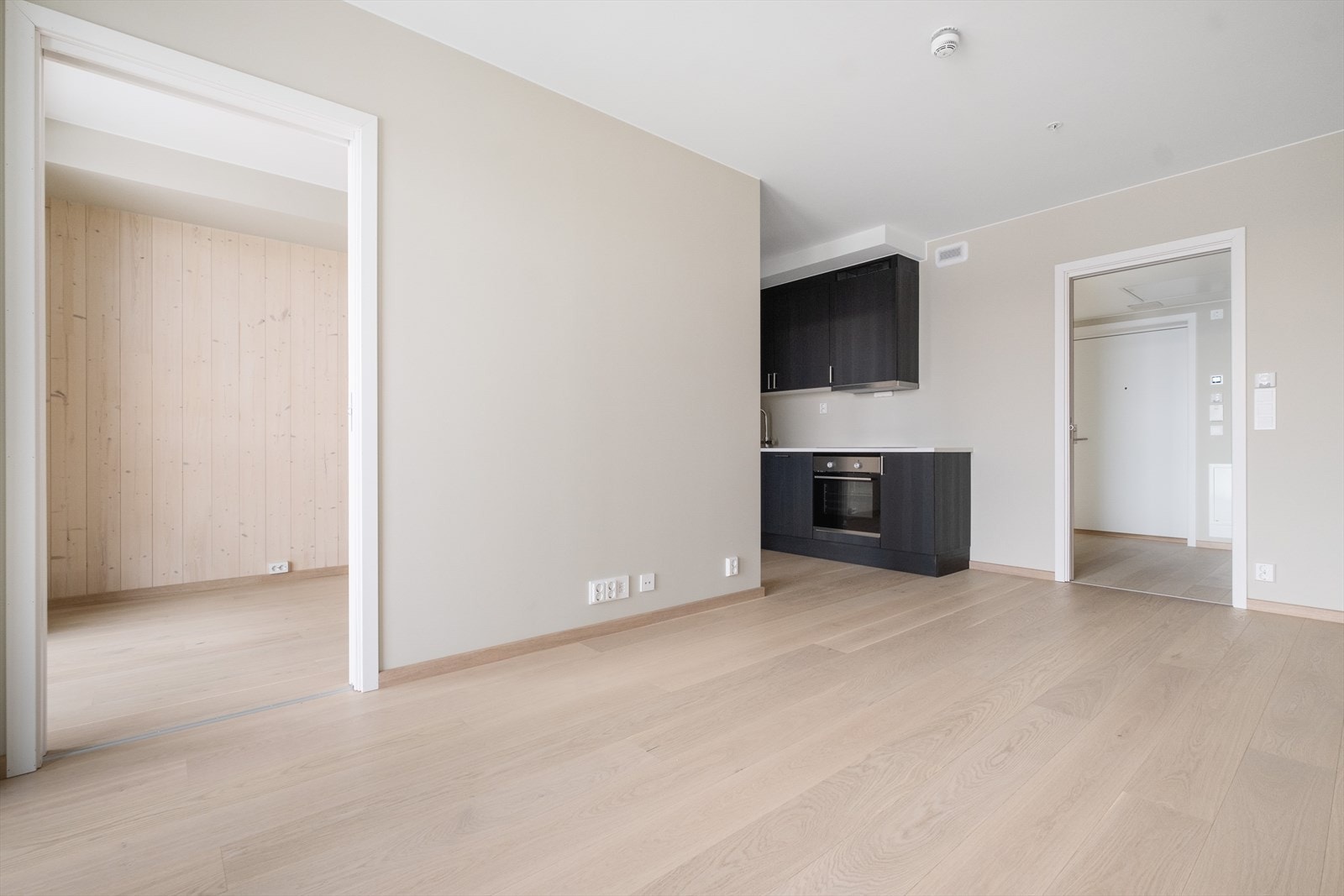 1-stavs hvitpigmentert eikeparkett. Galleribilde