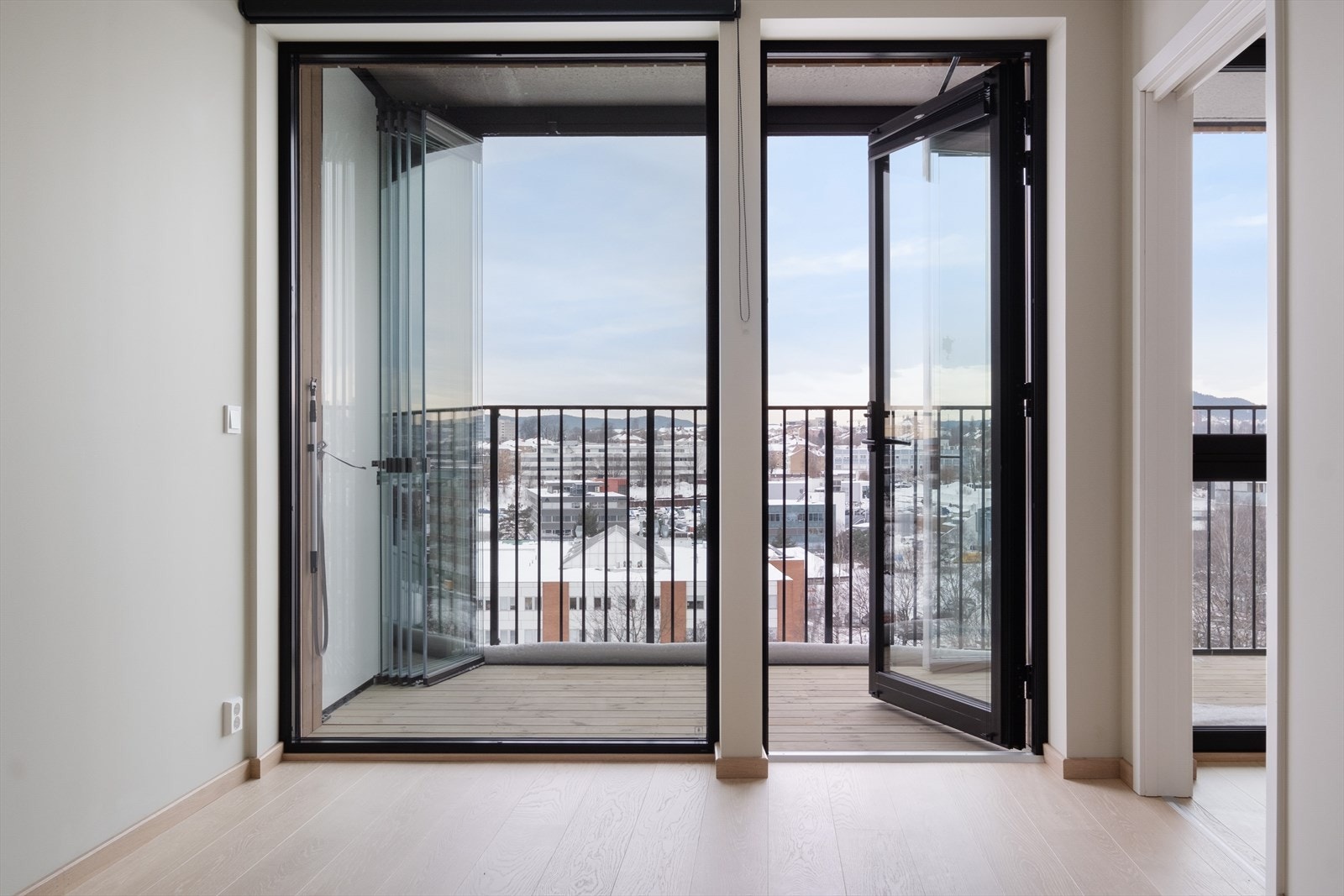 Store vinduer gir mye naturlig lys og rammer inn utsikten. Galleribilde