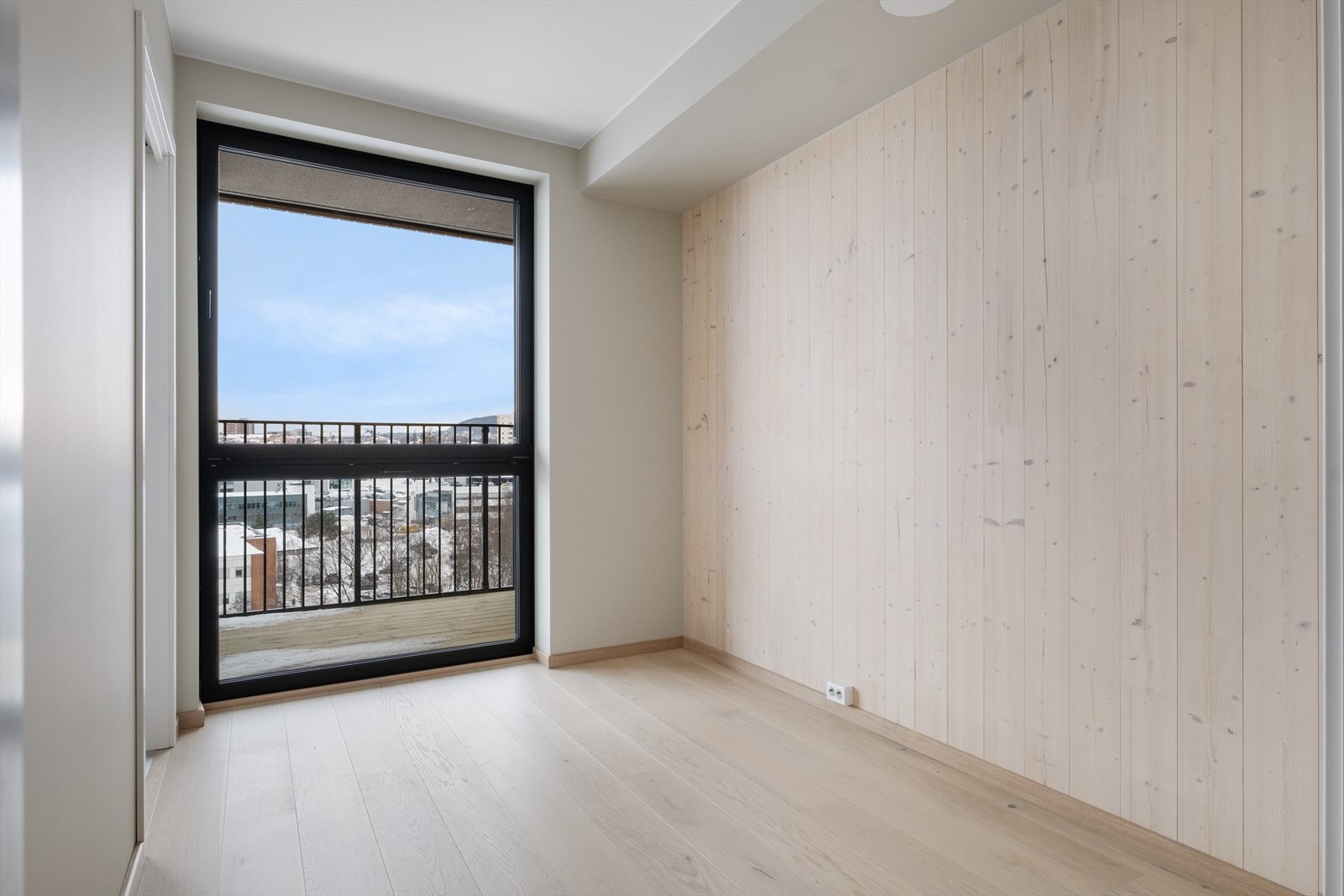 Lyst soverom med to innganger. Galleribilde