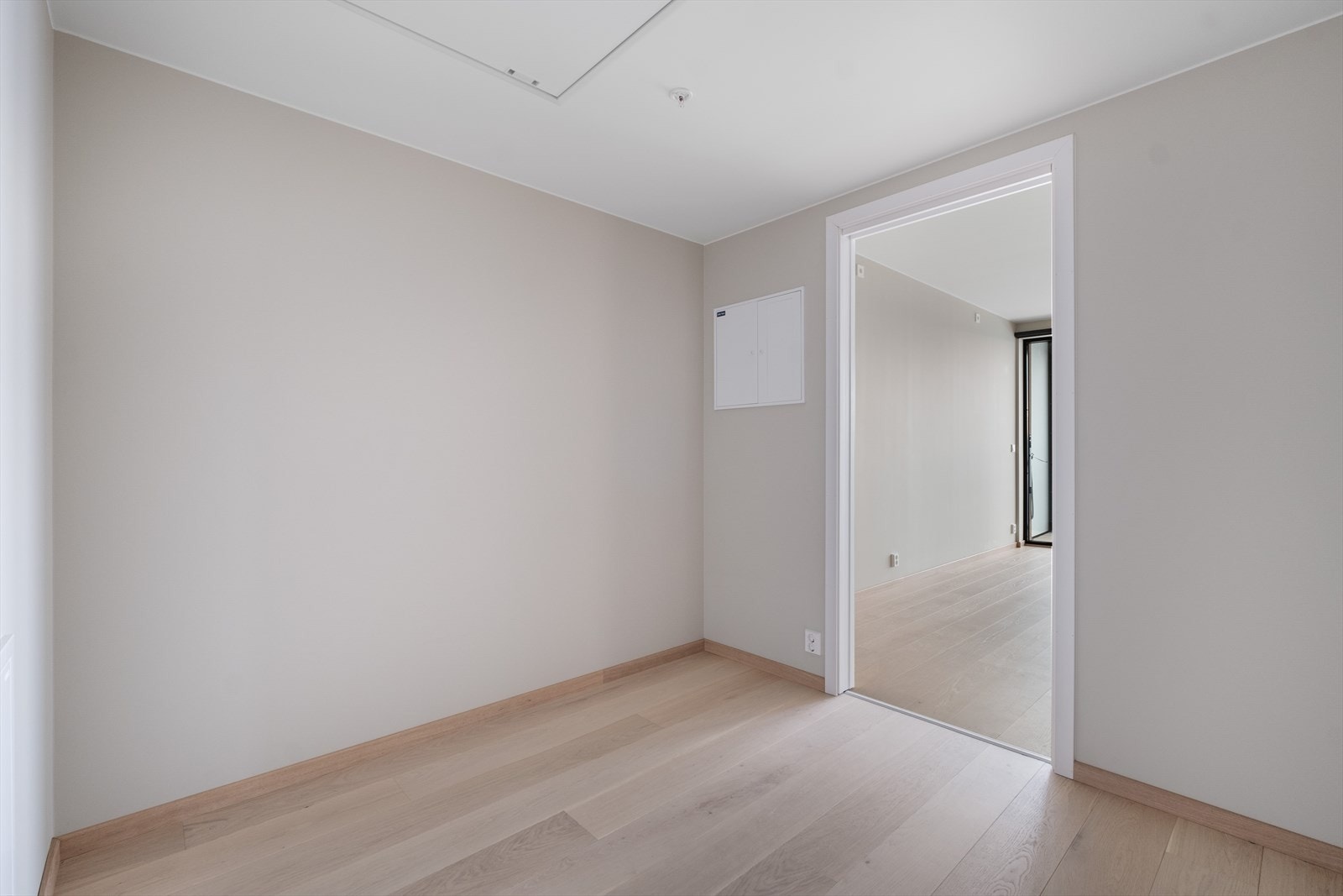 Romslig entré med plass for garderobeløsning. Galleribilde