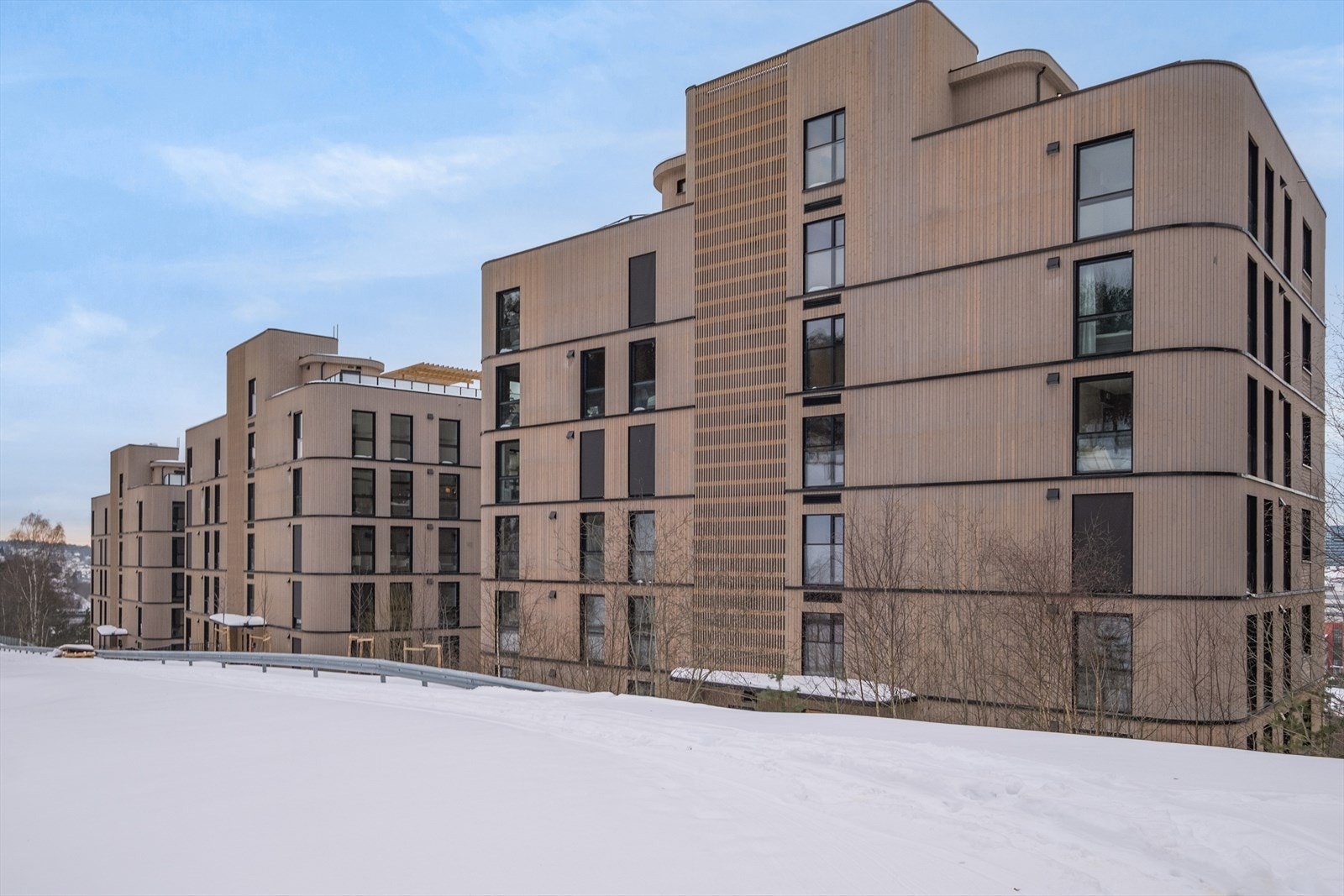 Fyrstikkbakken 14 fra baksiden. Alle byggene har utgang på baksiden til en gangbro som binder byggene sammen. Galleribilde