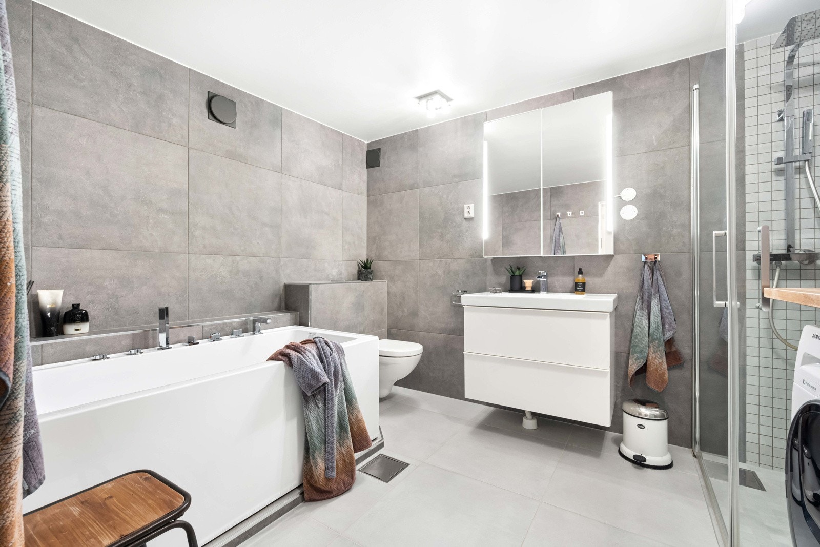 Baderommet er av god størrelse og er praktisk innredet med vegghengt servantinnredning med skuffer, samt speilskap med sidelys og stikkontakt over servanten Galleribilde