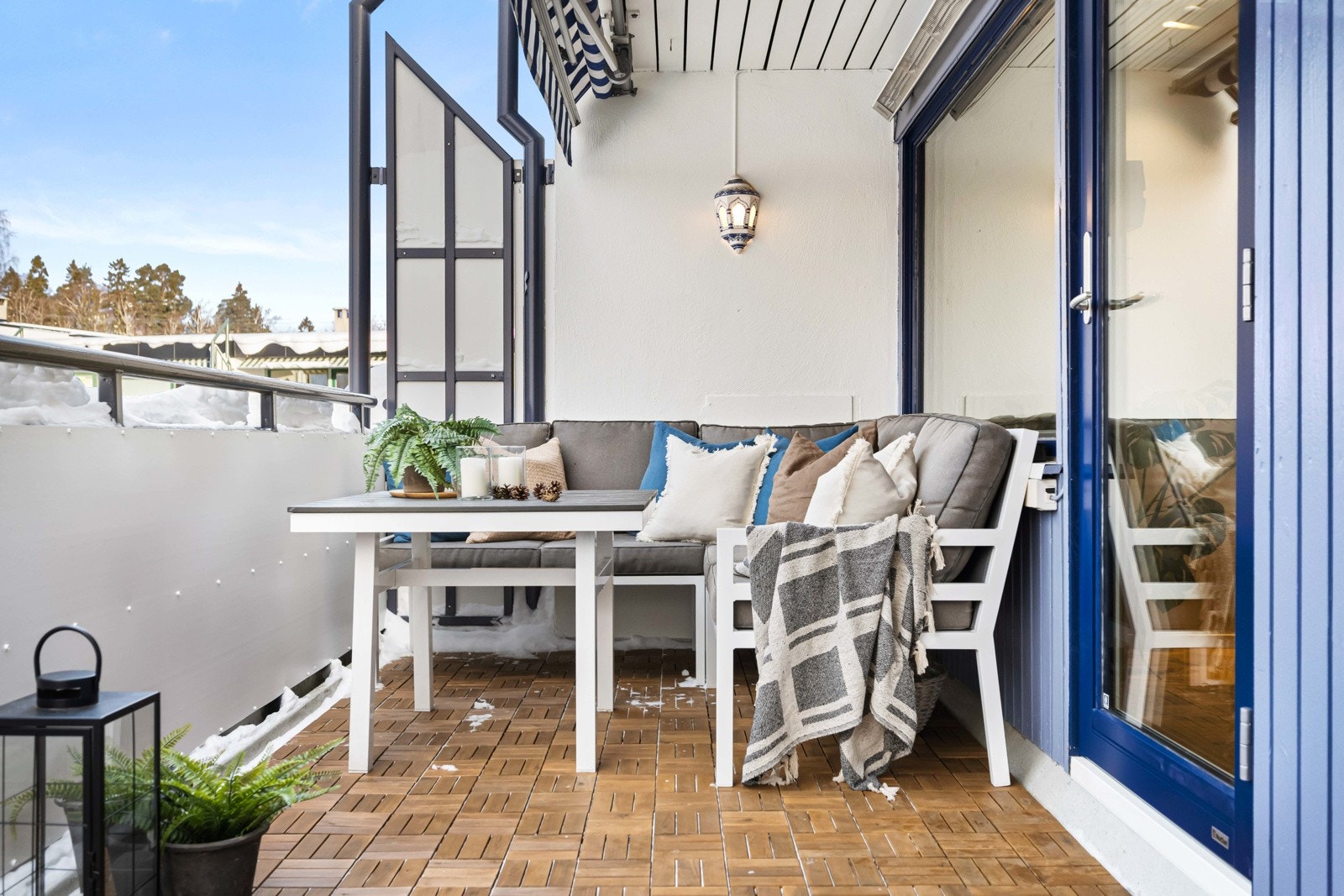 Balkongen vender hovedsakelig mot vest og oppleves som usjenert. Her kan du nyte gode solforhold fra rundt kl 13:30 til ca. 22:30 sommerstid Galleribilde