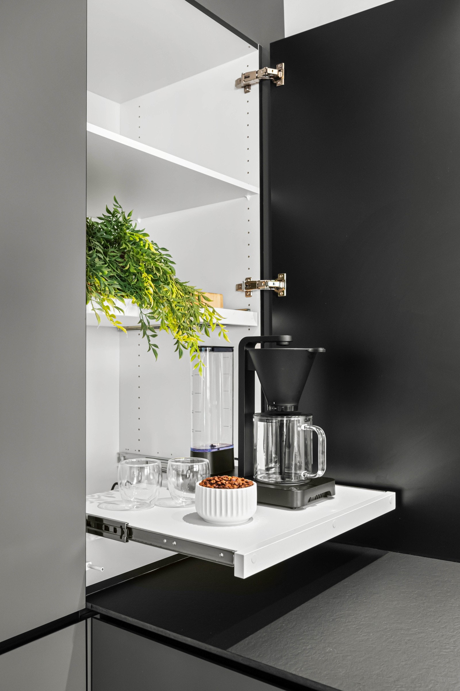 Kjøkkenet har et eget skap for kjøkkenapparater med integrert strømuttak Galleribilde