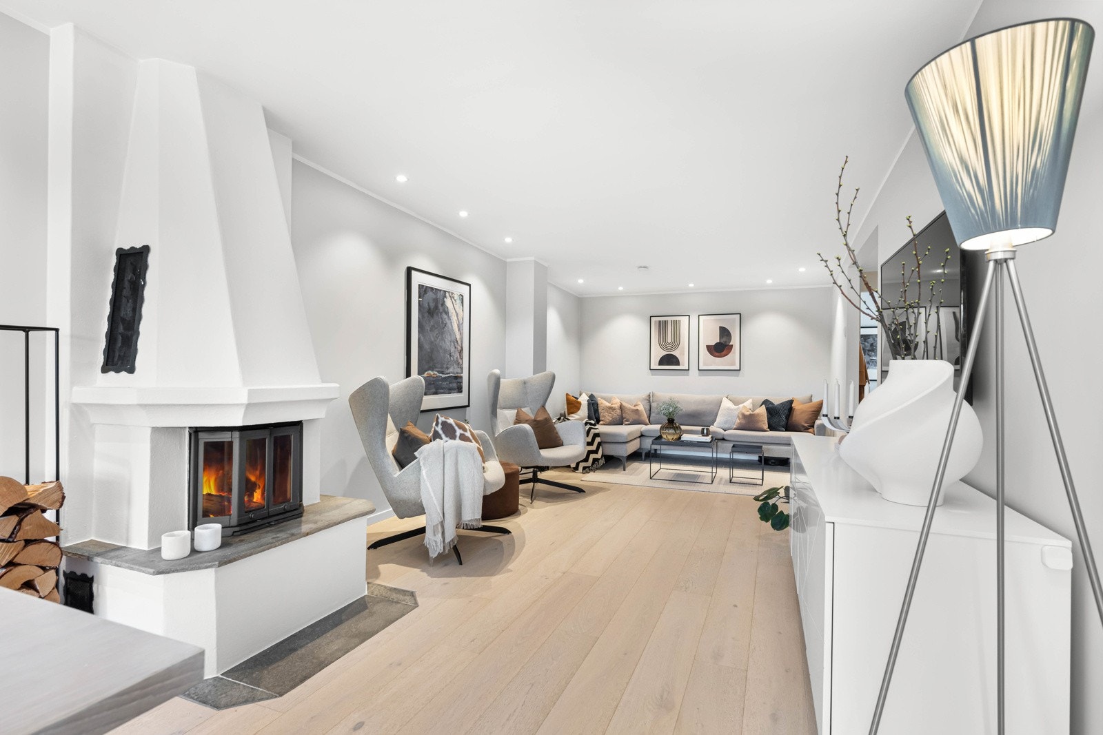 Dette er en meget lekker 4-roms toppleilighet med vestvendt balkong med fantastisk utsikt og kveldssol Galleribilde