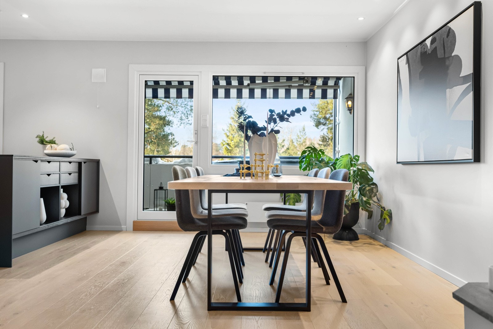 Den naturlige spisestuen i tilknytningen til kjøkkenet har god plass til å dekke langbord, både i hverdagen og til fest Galleribilde