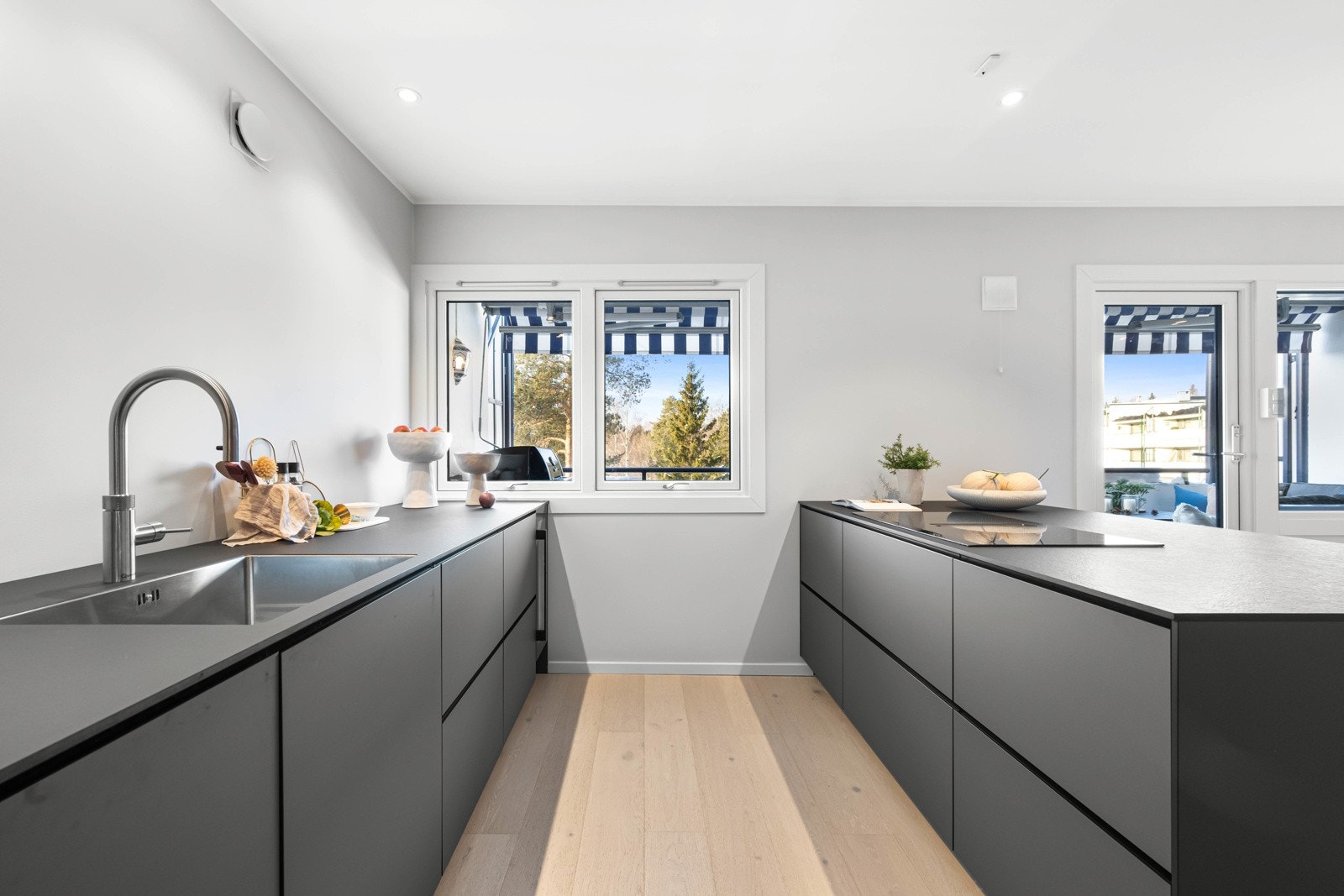 Kjøkkenet har en flott utforming med mye skap-og benkeplass, i tillegg til en flott kjøkkenøy mot stuen Galleribilde