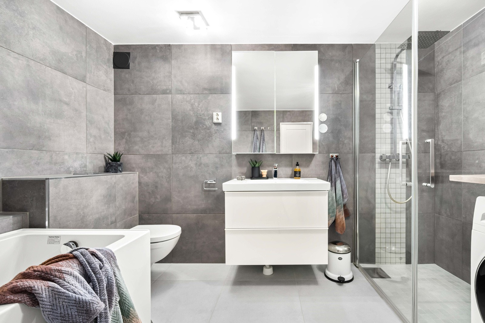 Boligen har også et baderom med varmekabler i gulv. Badet ble pusset opp i 2017 med ny membran, flis på flis og ny innredning Galleribilde