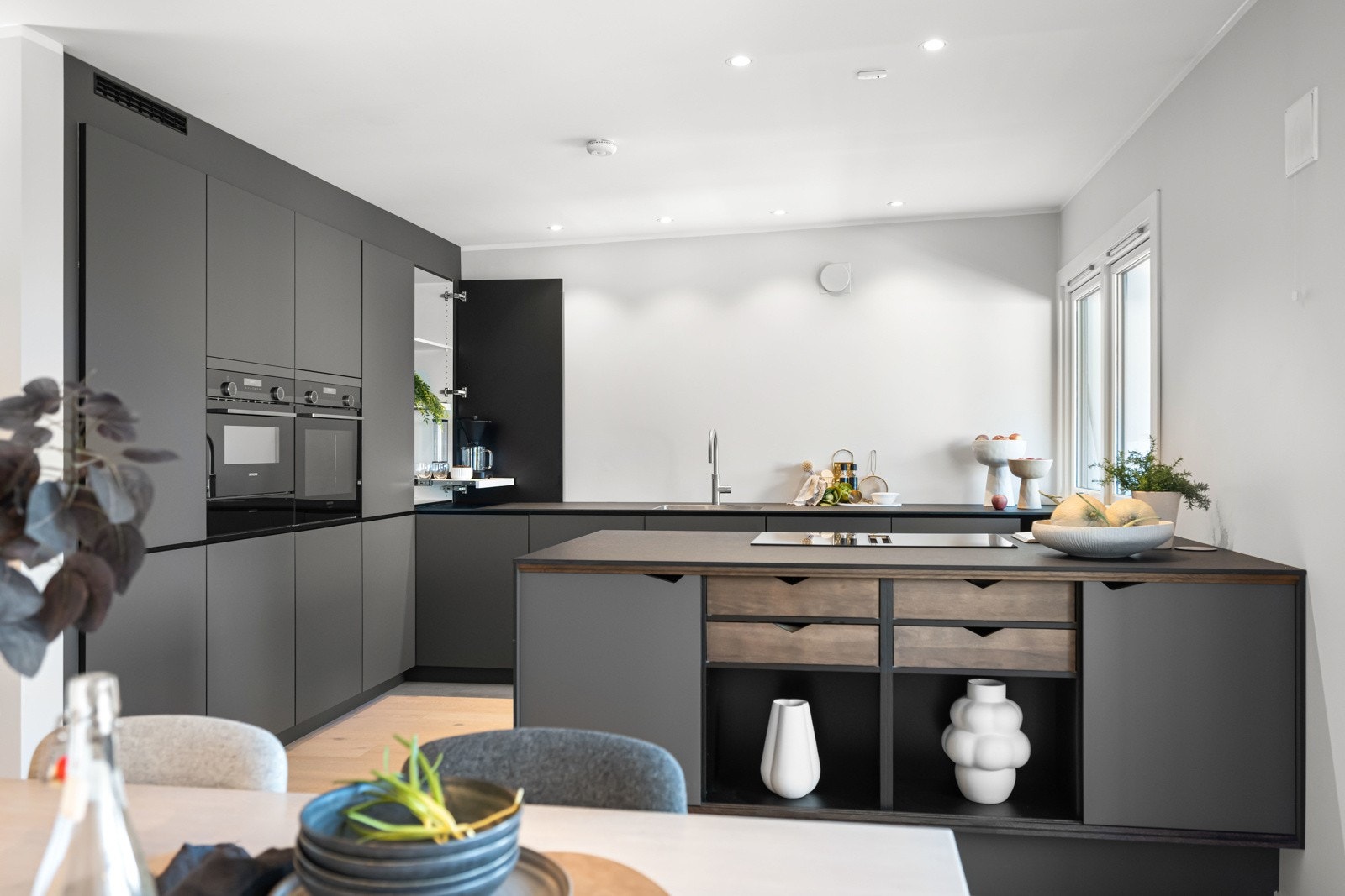 Videre inneholder boligen et lekkert påkostet kjøkken fra 2021. Innredningen har glatte mørke fronter og benkeplate i laminat Galleribilde