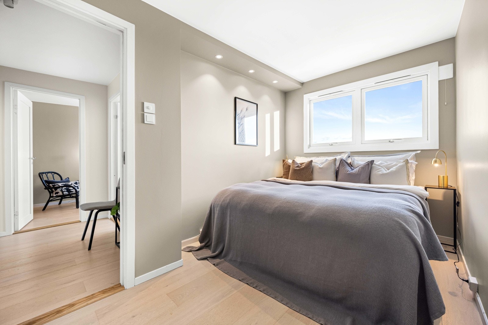 Boligen byr på tre gode soverom som ligger samlet i den ene delen av leiligheten, mot øst Galleribilde