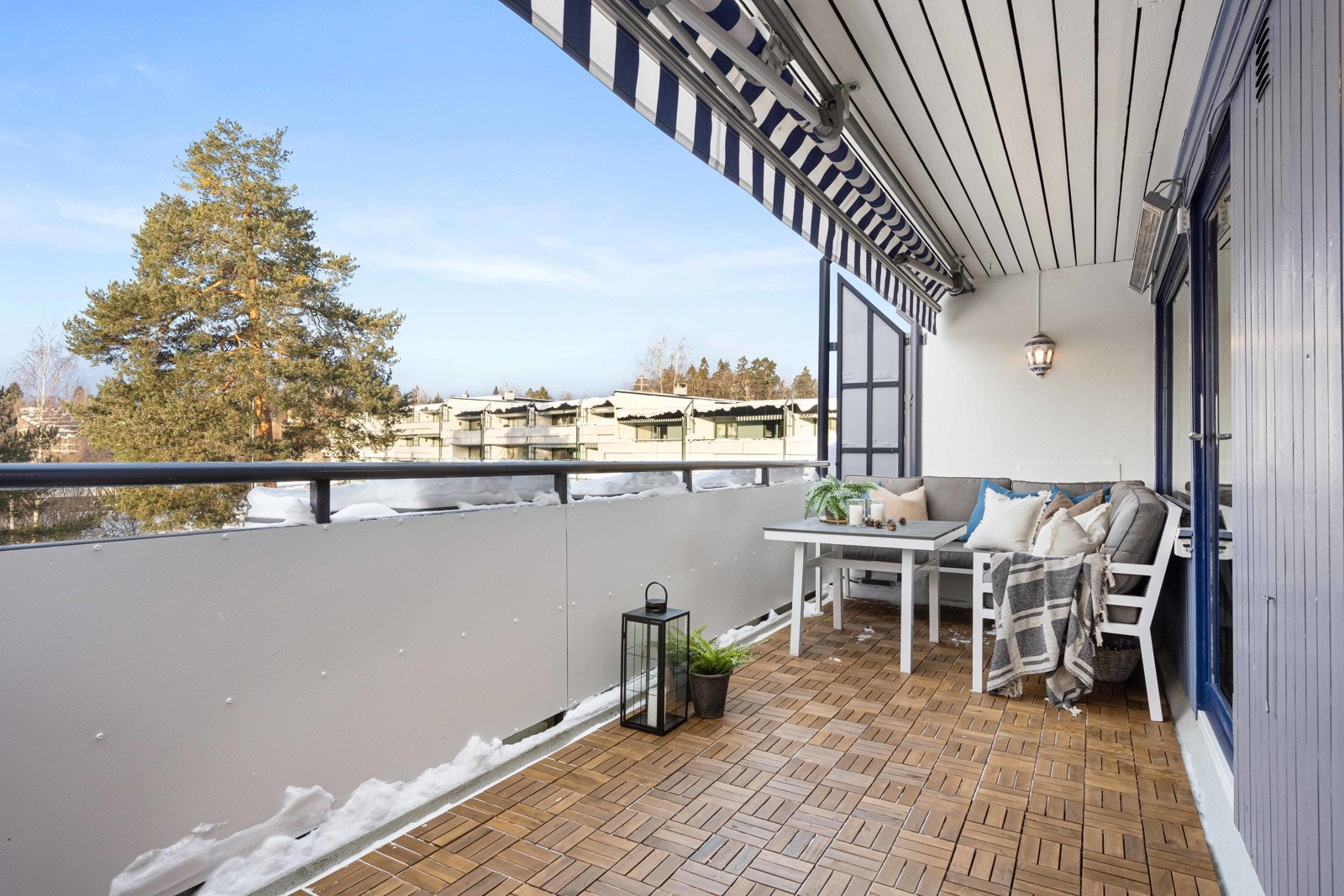 Fra stuen er det utgang til en fantastisk balkong på ca 14 m2. Uteplassen har godt plass til å innredes med spisebord eller loungemøblement Galleribilde