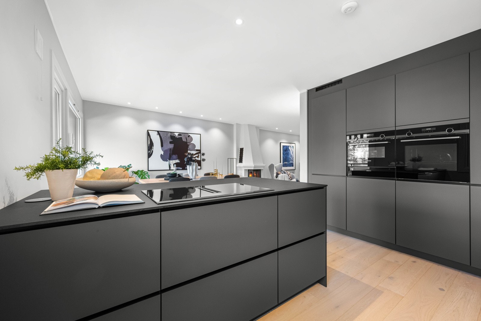 Samtlige kjøkkenskap er i XXL-versjon som gir ekstra skap- og benkeplass Galleribilde